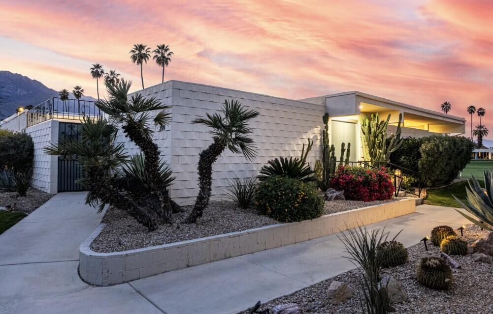 399 Desert Lakes DR