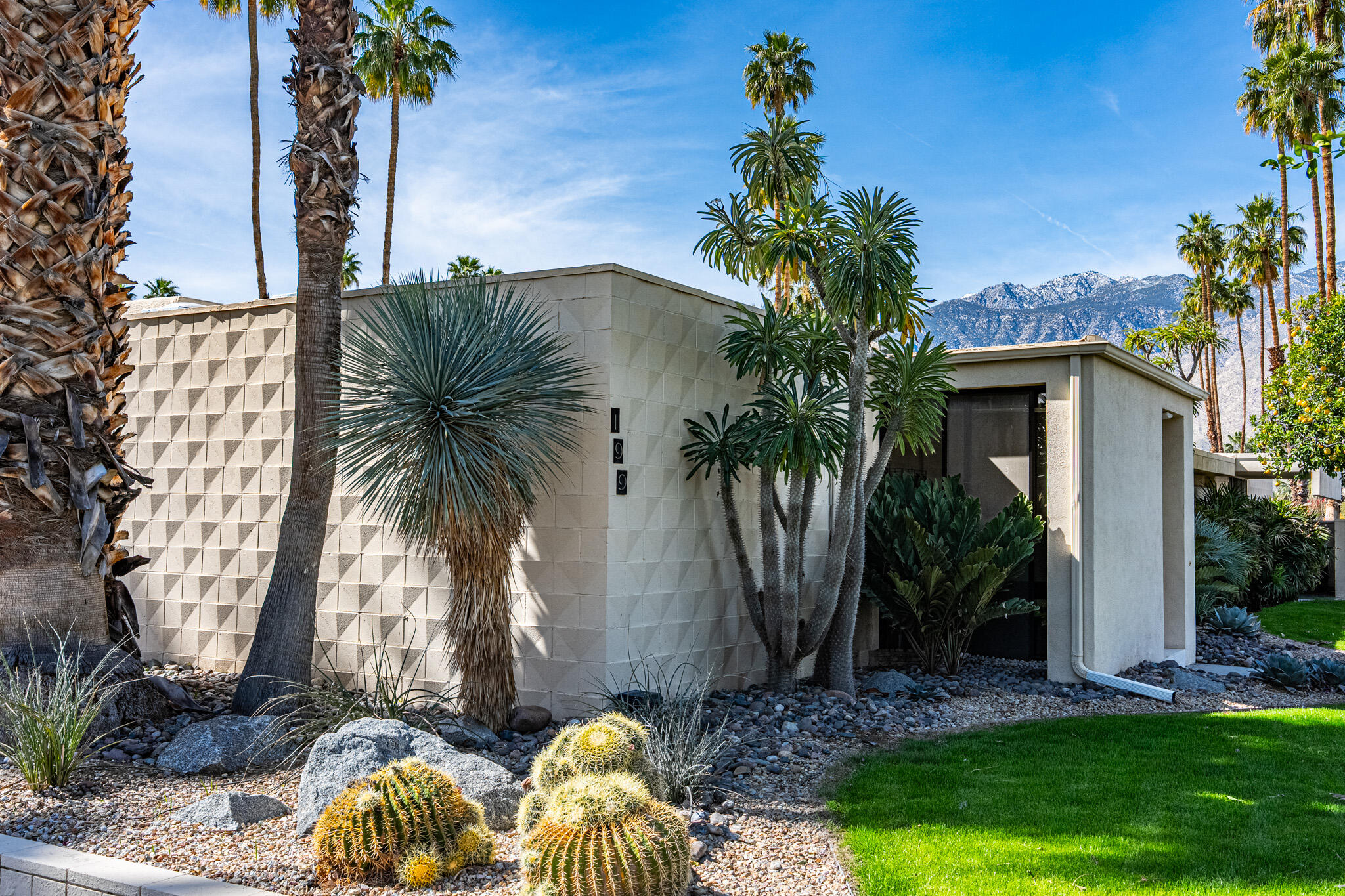 199 Desert Lakes DR