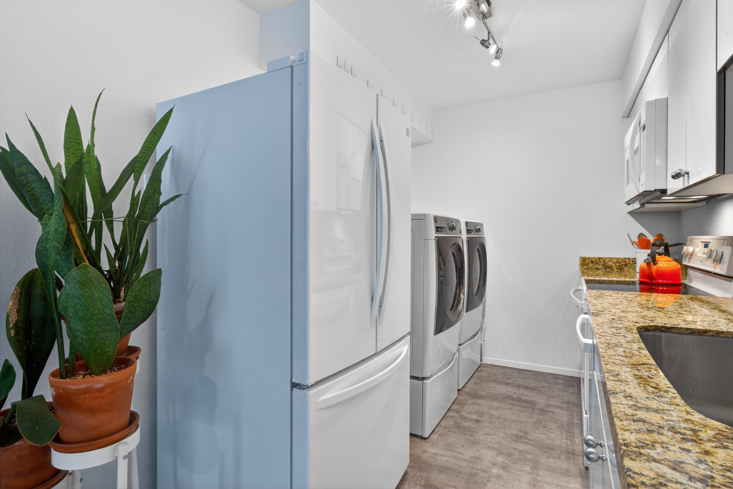 1150 E Amado RD Unit: 8c2