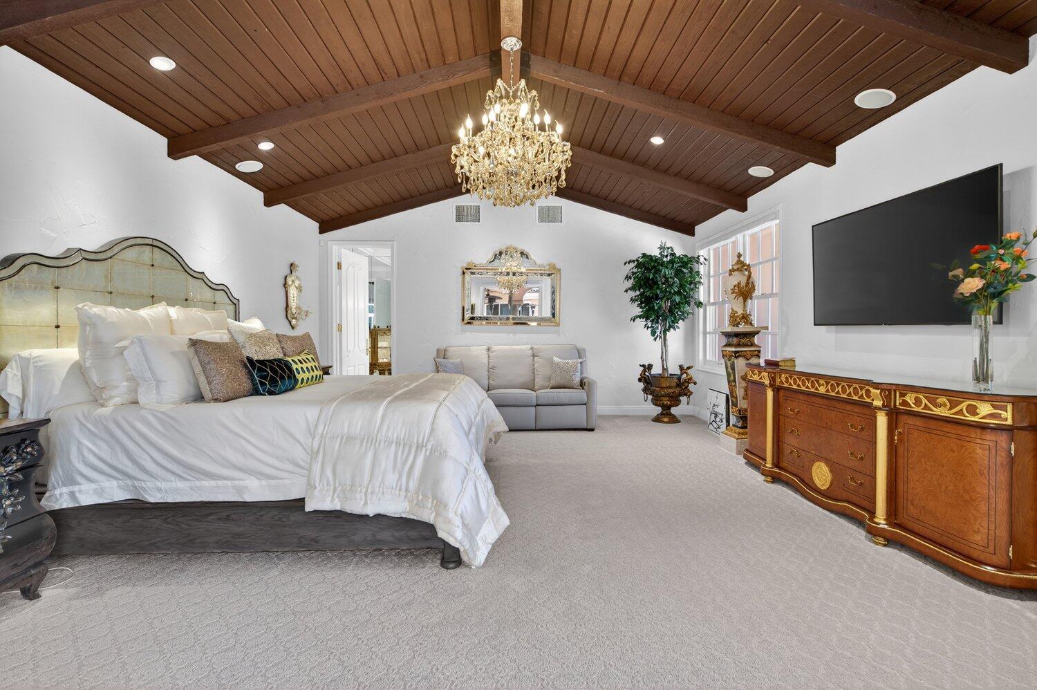 1677 Hillview CV