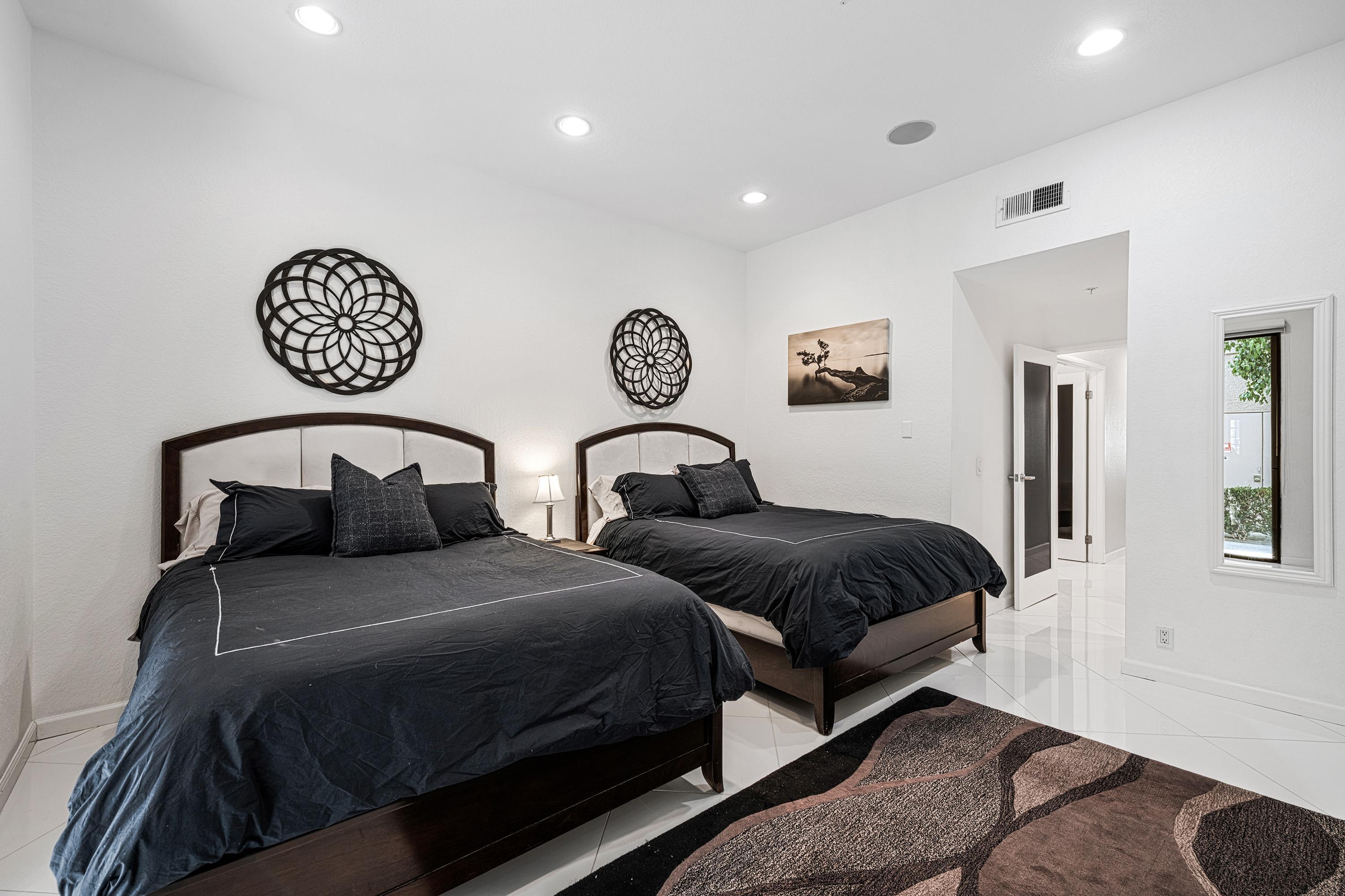 2601 S Broadmoor Unit: 24