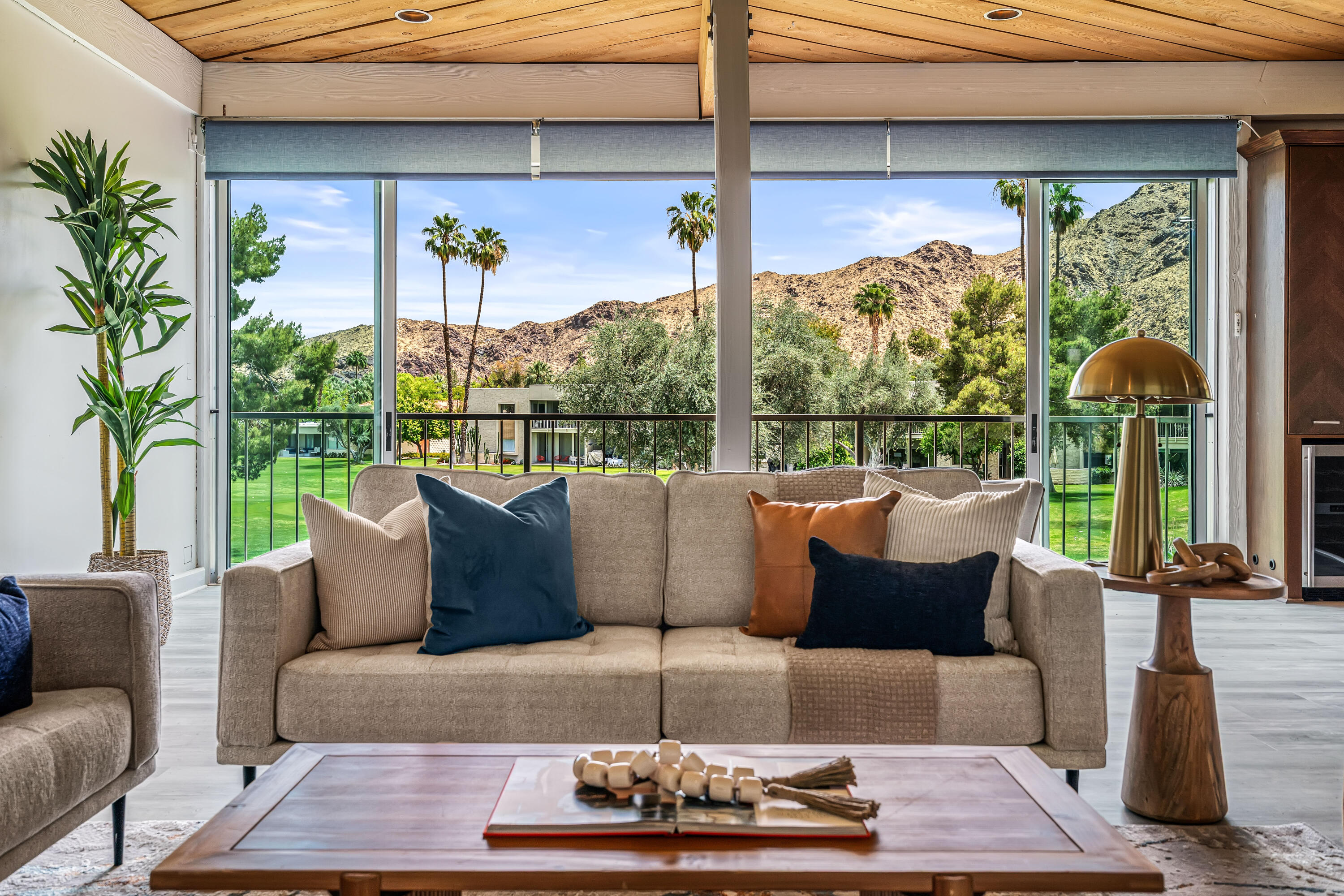 517 Desert Lakes DR