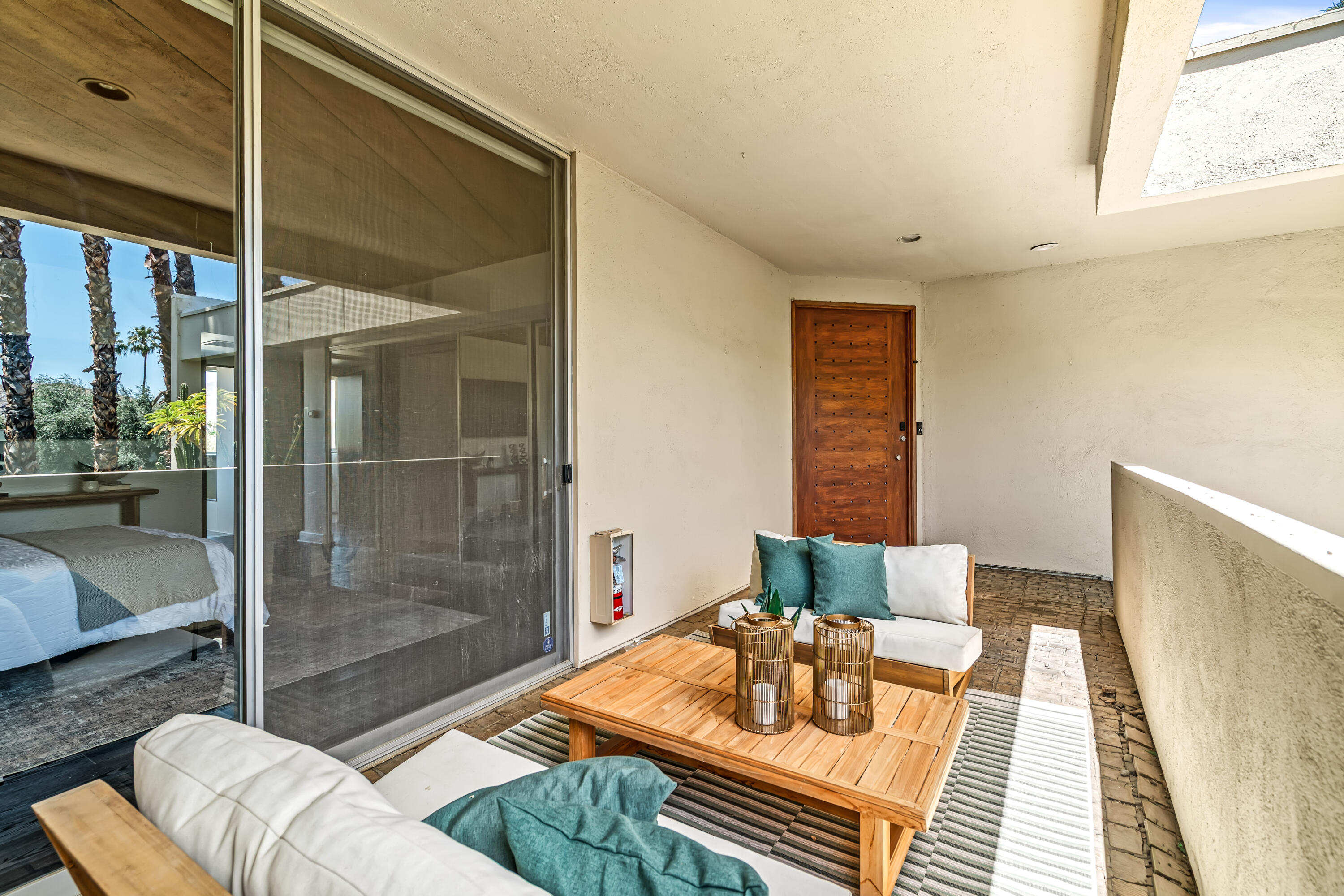 517 Desert Lakes DR
