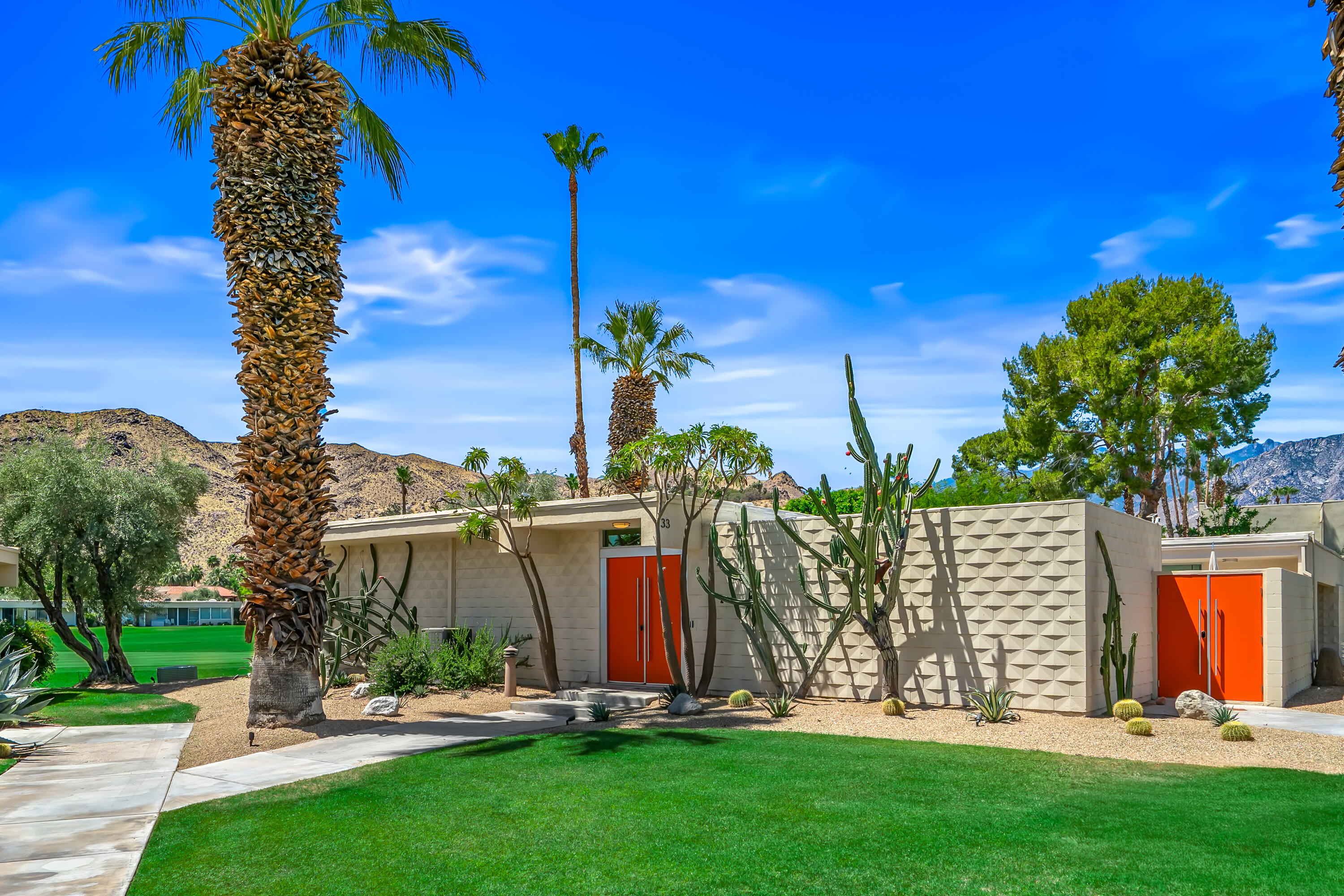 133 Desert Lakes DR