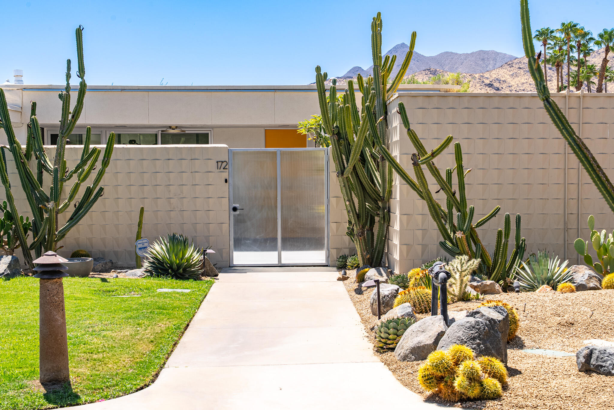 172 Desert Lakes DR