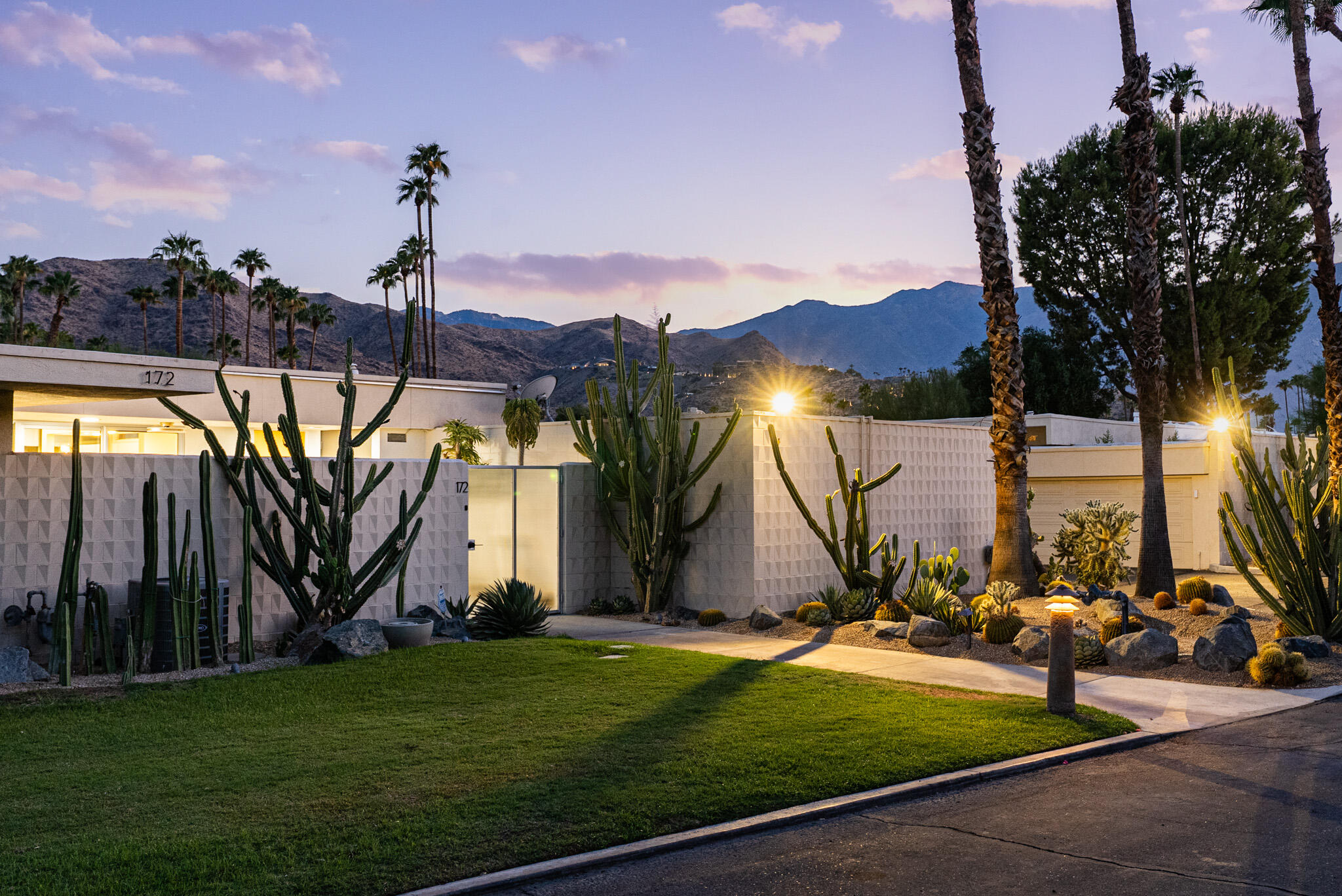 172 Desert Lakes DR