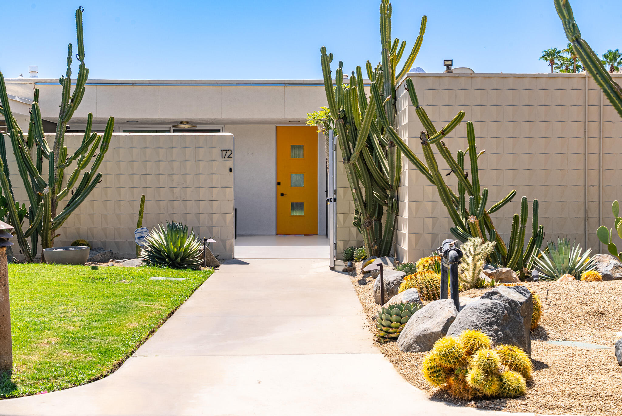 172 Desert Lakes DR
