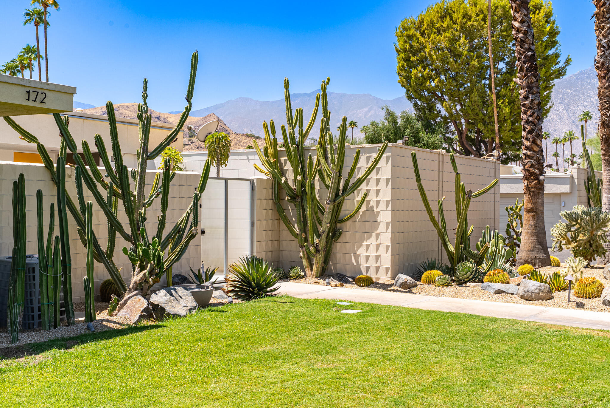 172 Desert Lakes DR