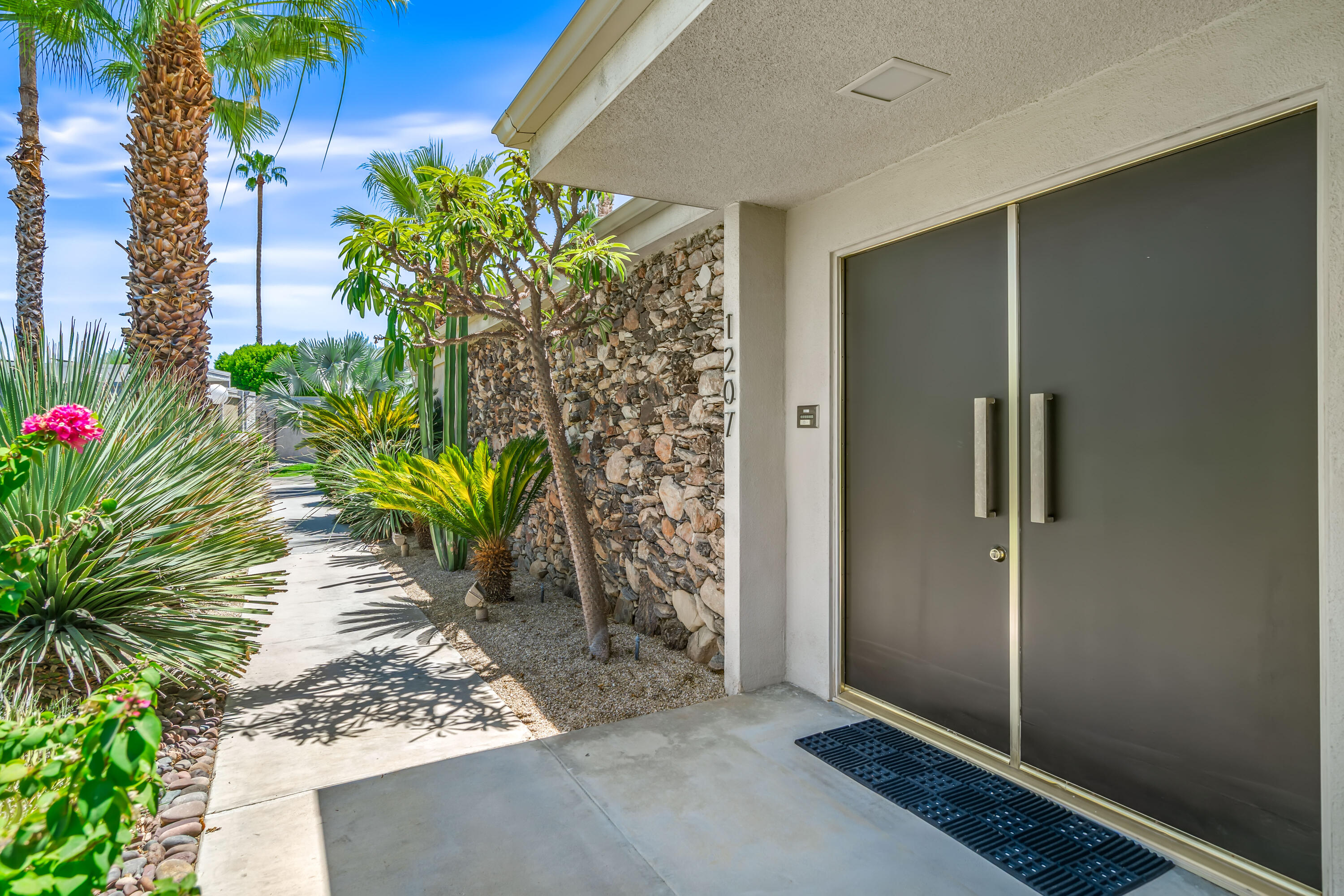 1207 Tamarisk West ST