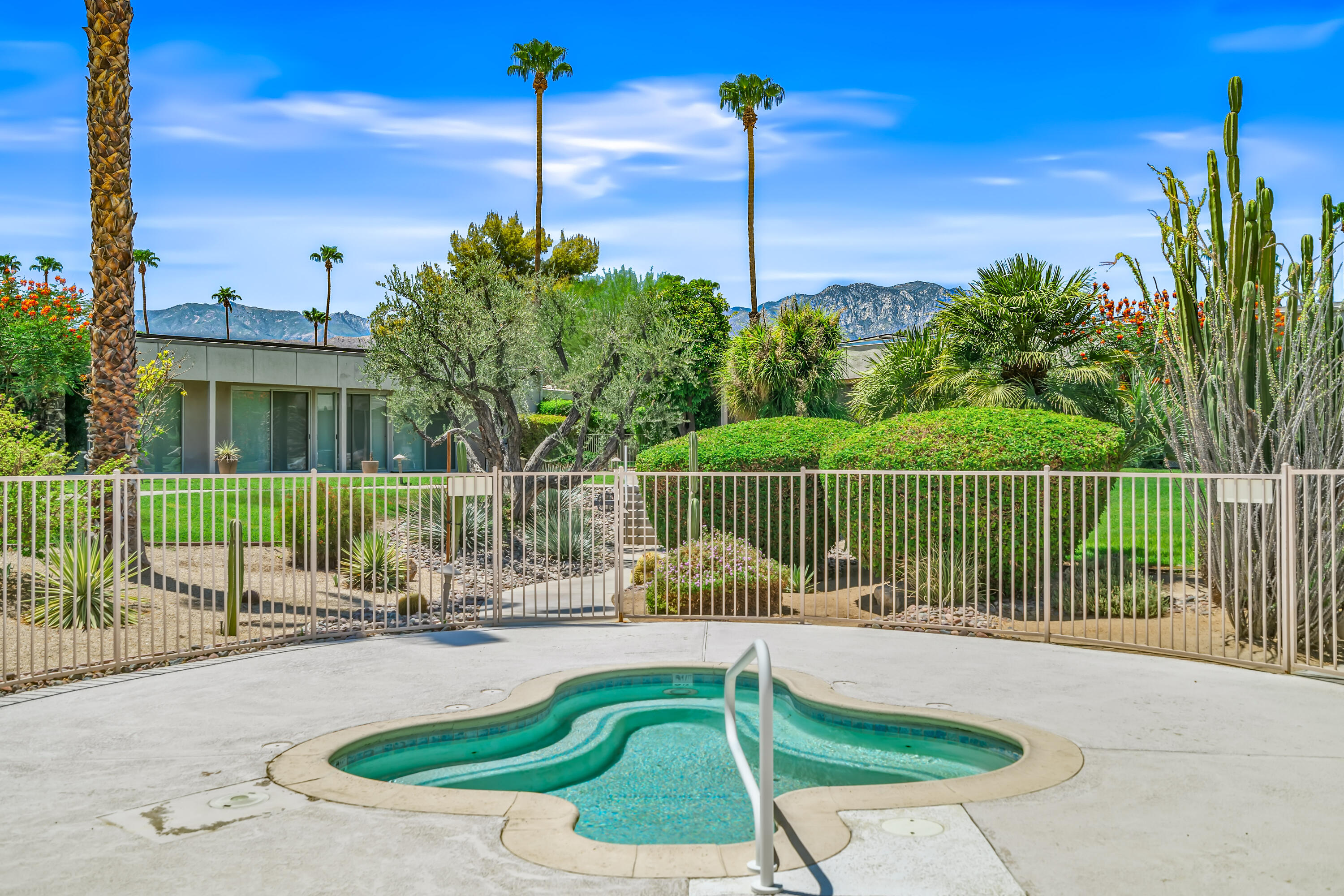 1207 Tamarisk West ST