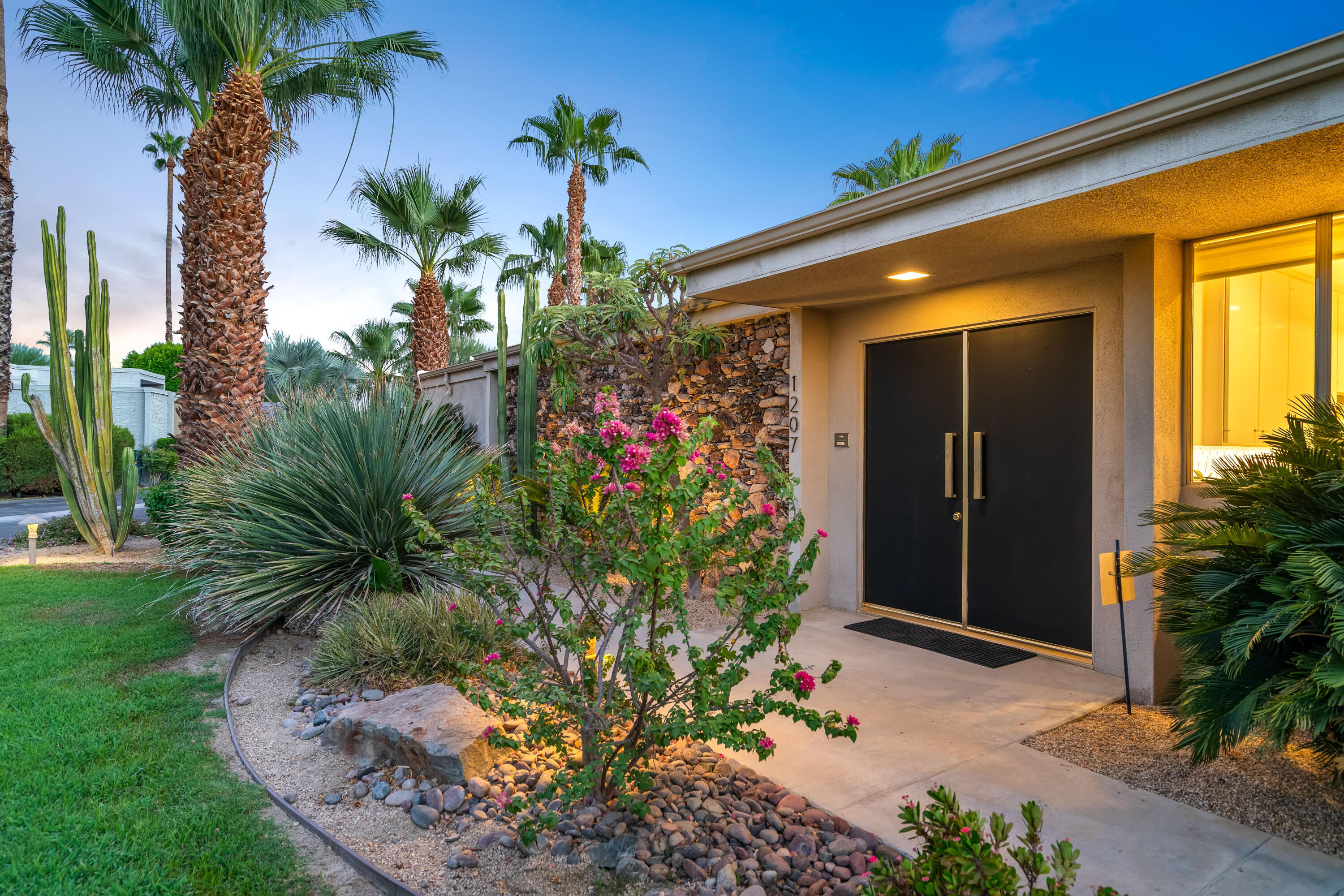1207 Tamarisk West ST