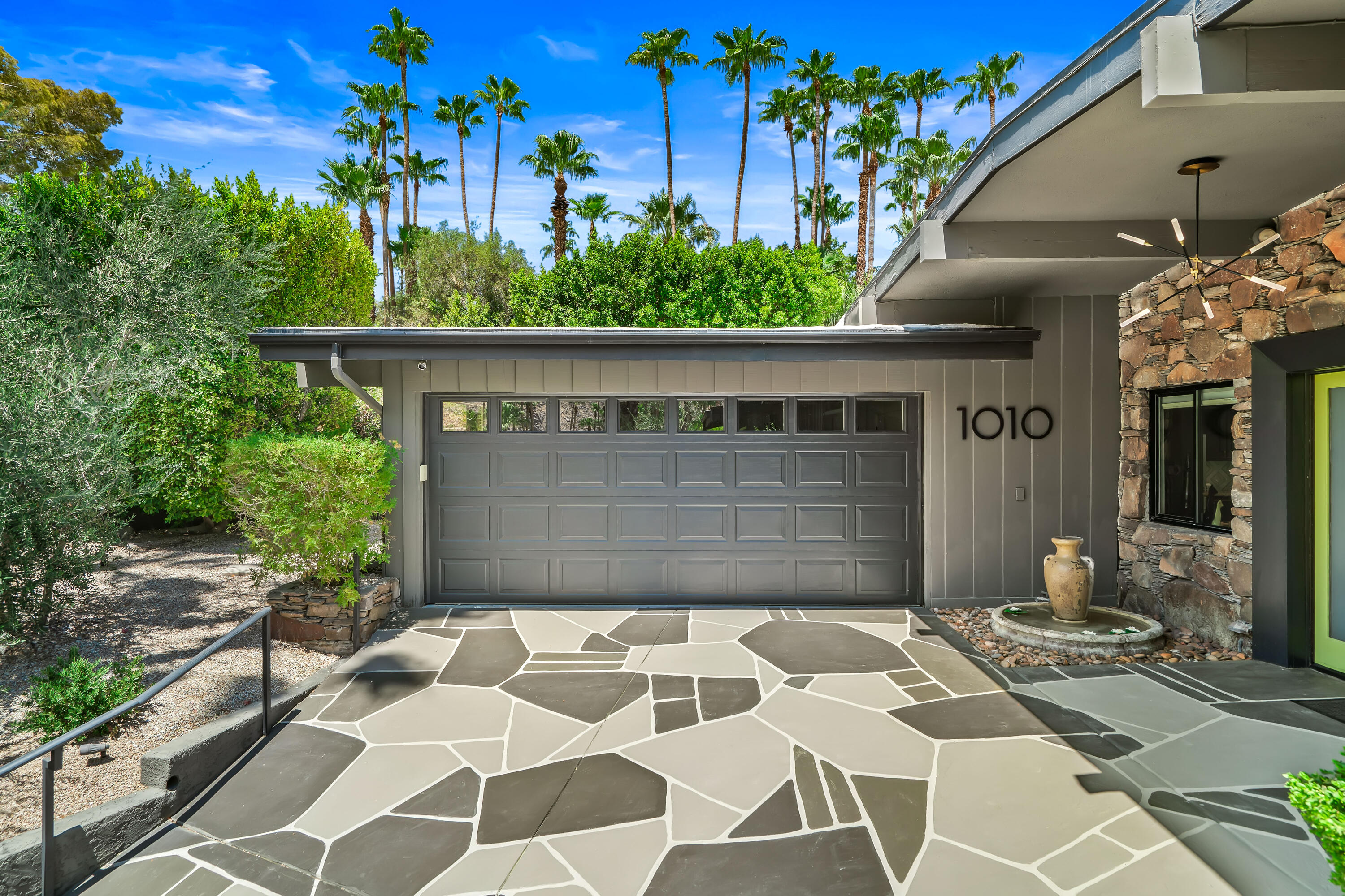 1010 W Friar CT