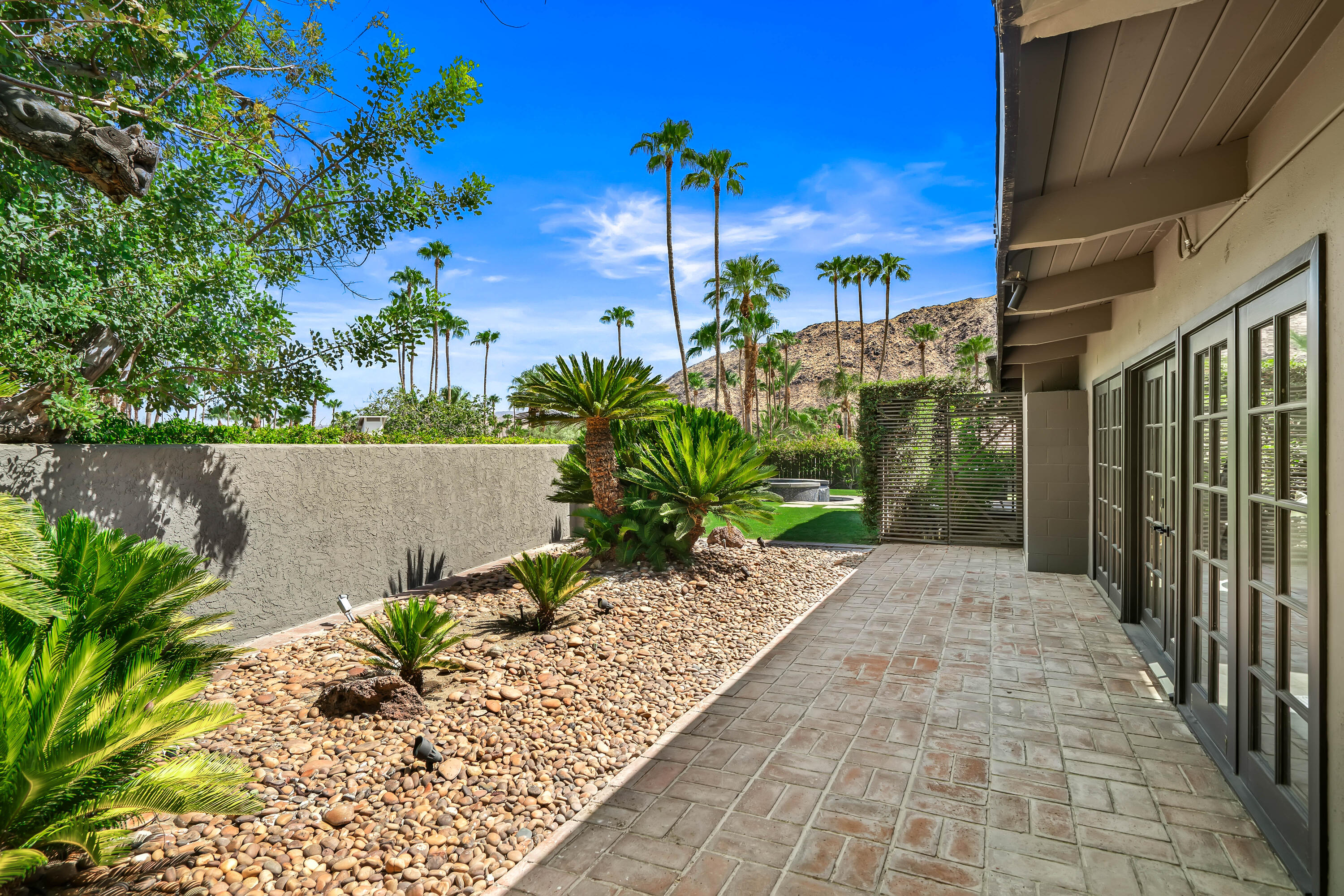 1010 W Friar CT