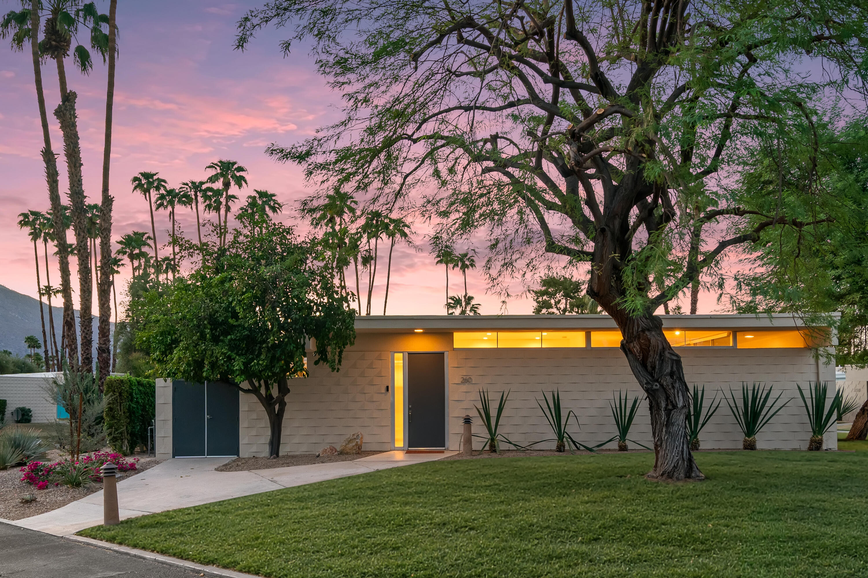 260 Desert Lakes DR