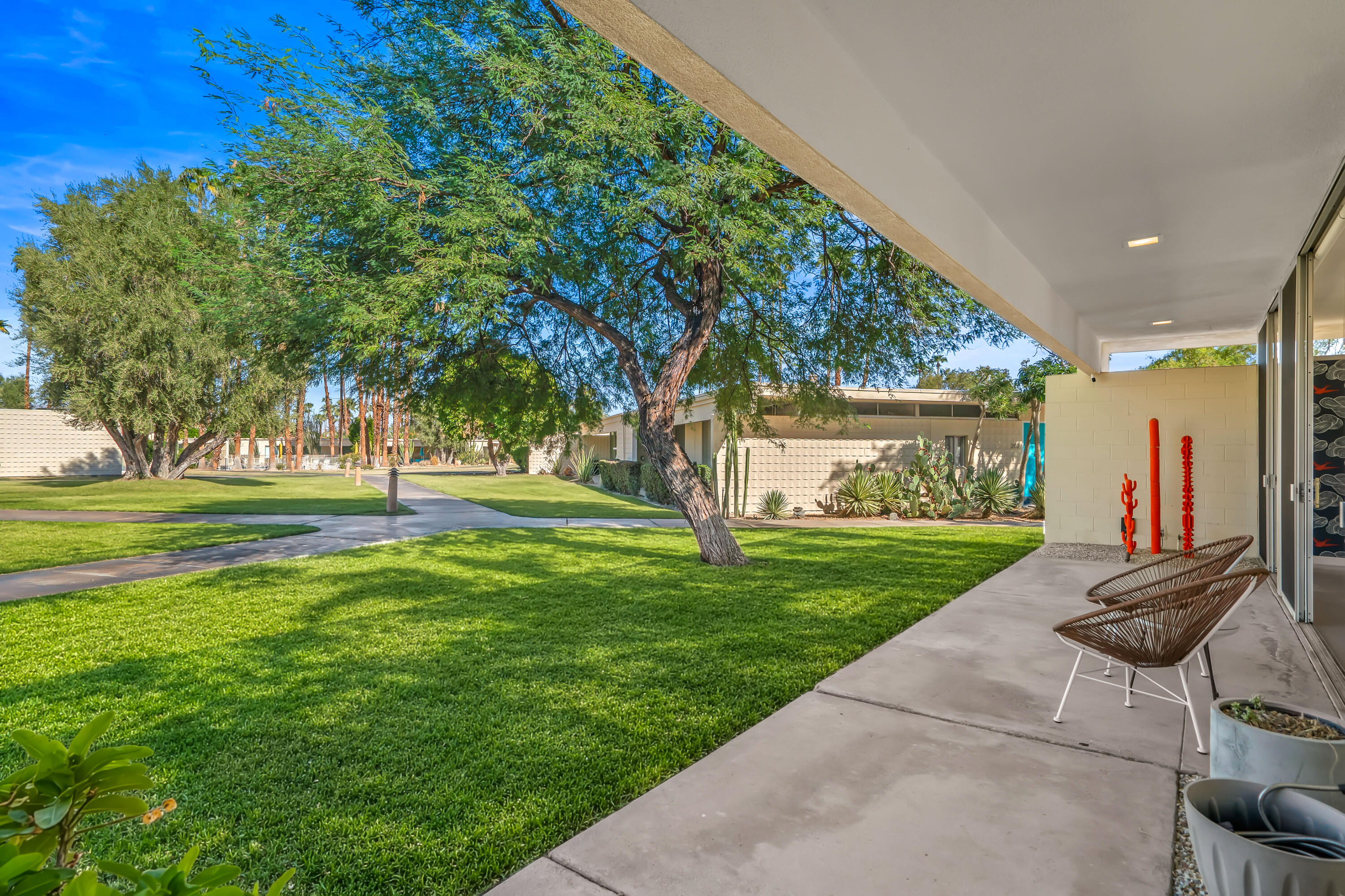 260 Desert Lakes DR