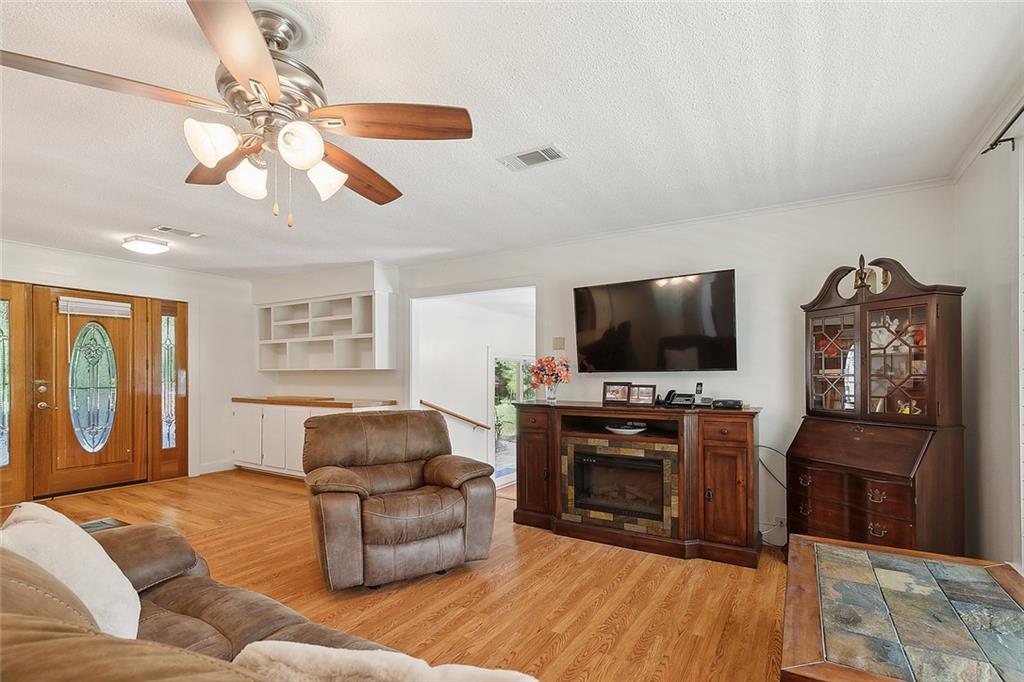 1202 N LEE Road
