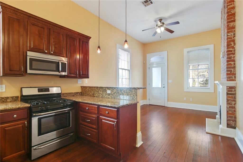 906 PLEASANT Street