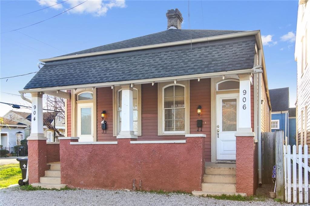 906 PLEASANT Street