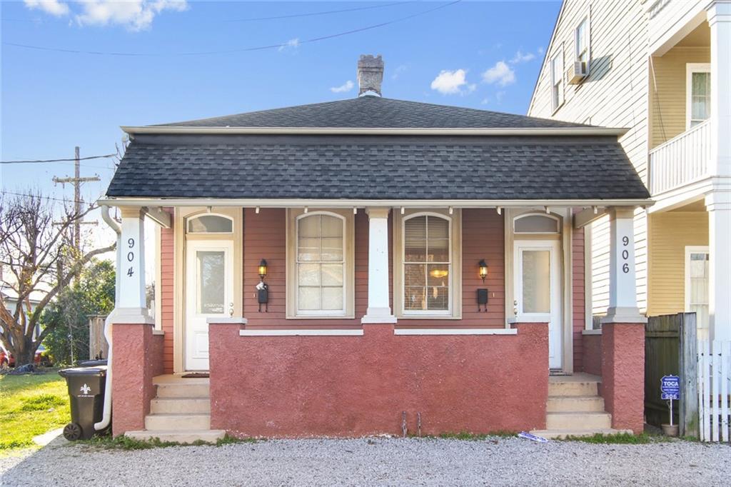 906 PLEASANT Street