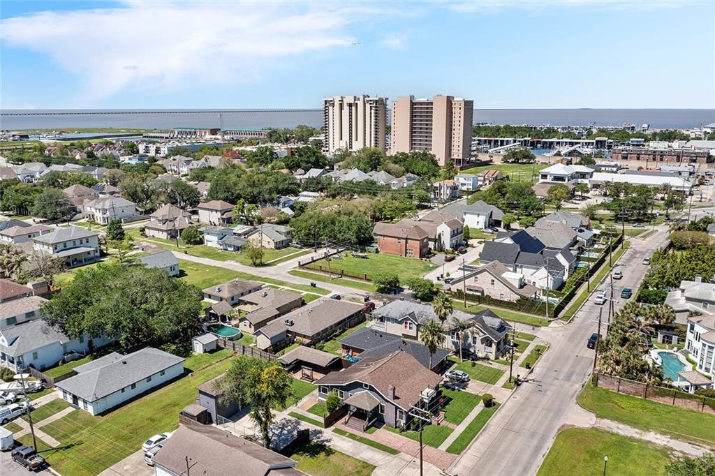 6944 PONTCHARTRAIN Boulevard