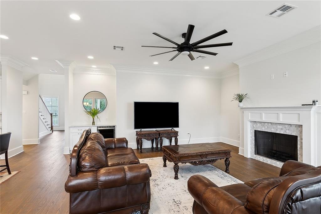 6338 PONTCHARTRAIN Boulevard