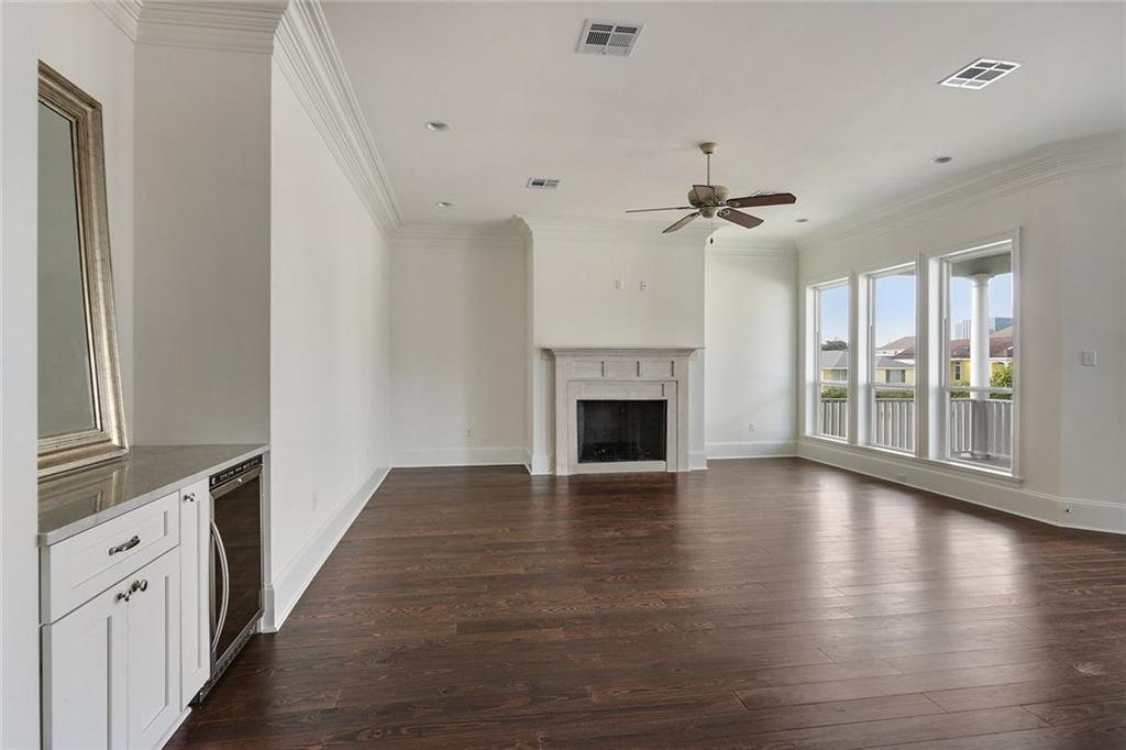 6338 PONTCHARTRAIN Boulevard