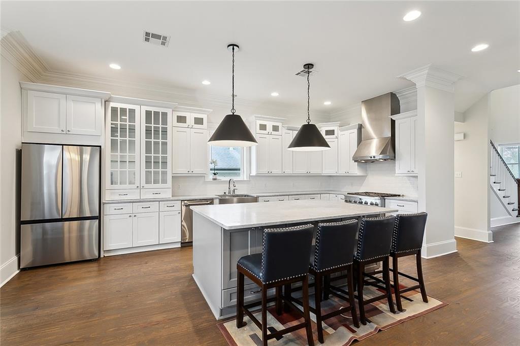 6338 PONTCHARTRAIN Boulevard