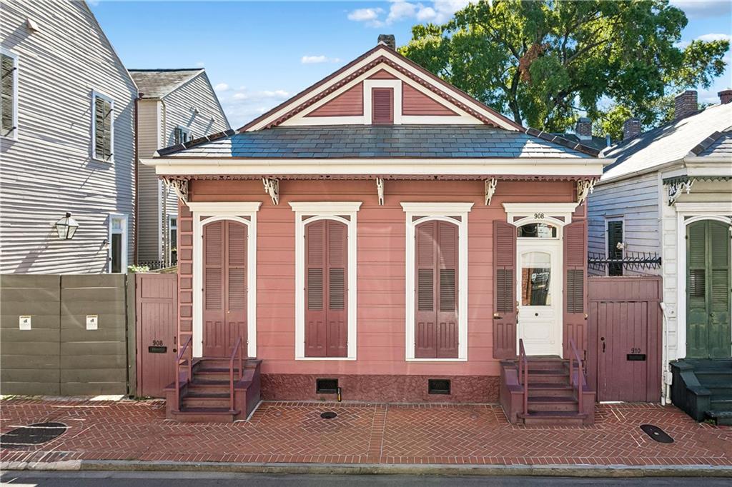 910 ST. PETER Street