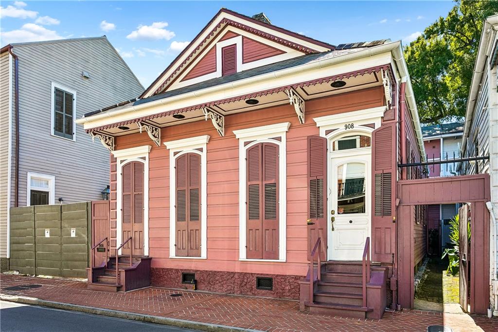 910 ST. PETER Street
