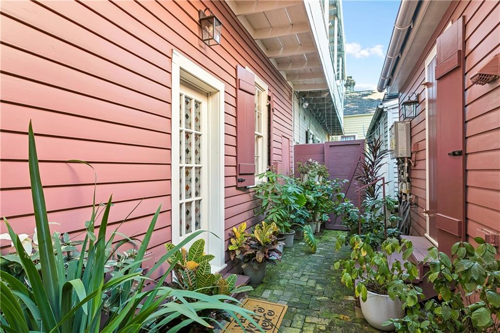 910 ST. PETER Street