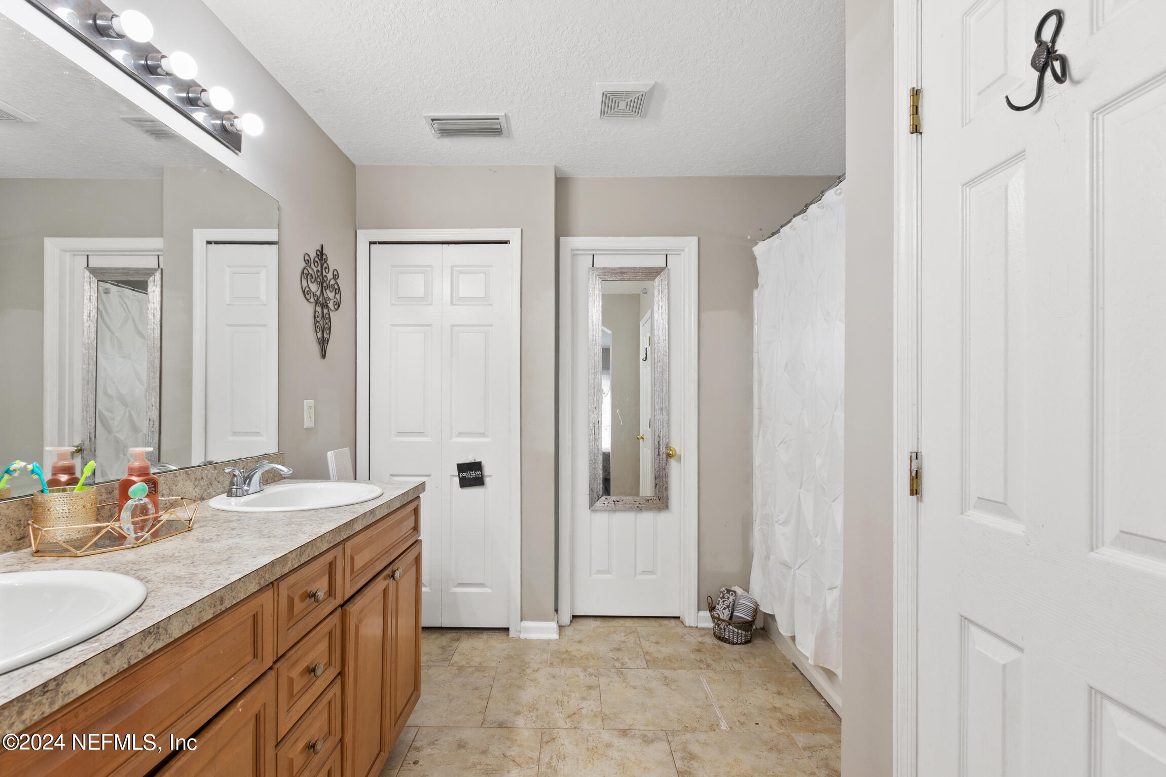 920 OAK ARBOR Circle