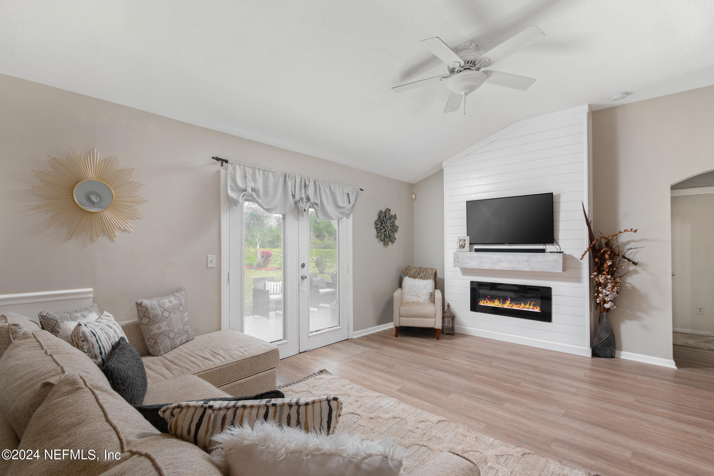 920 OAK ARBOR Circle