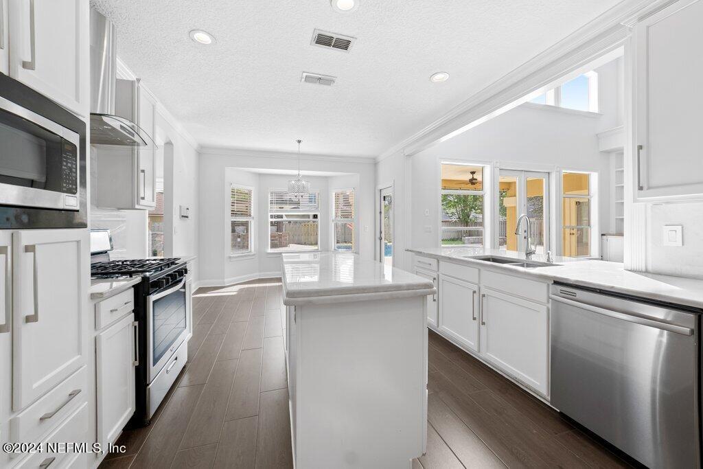 4009 LONICERA Loop