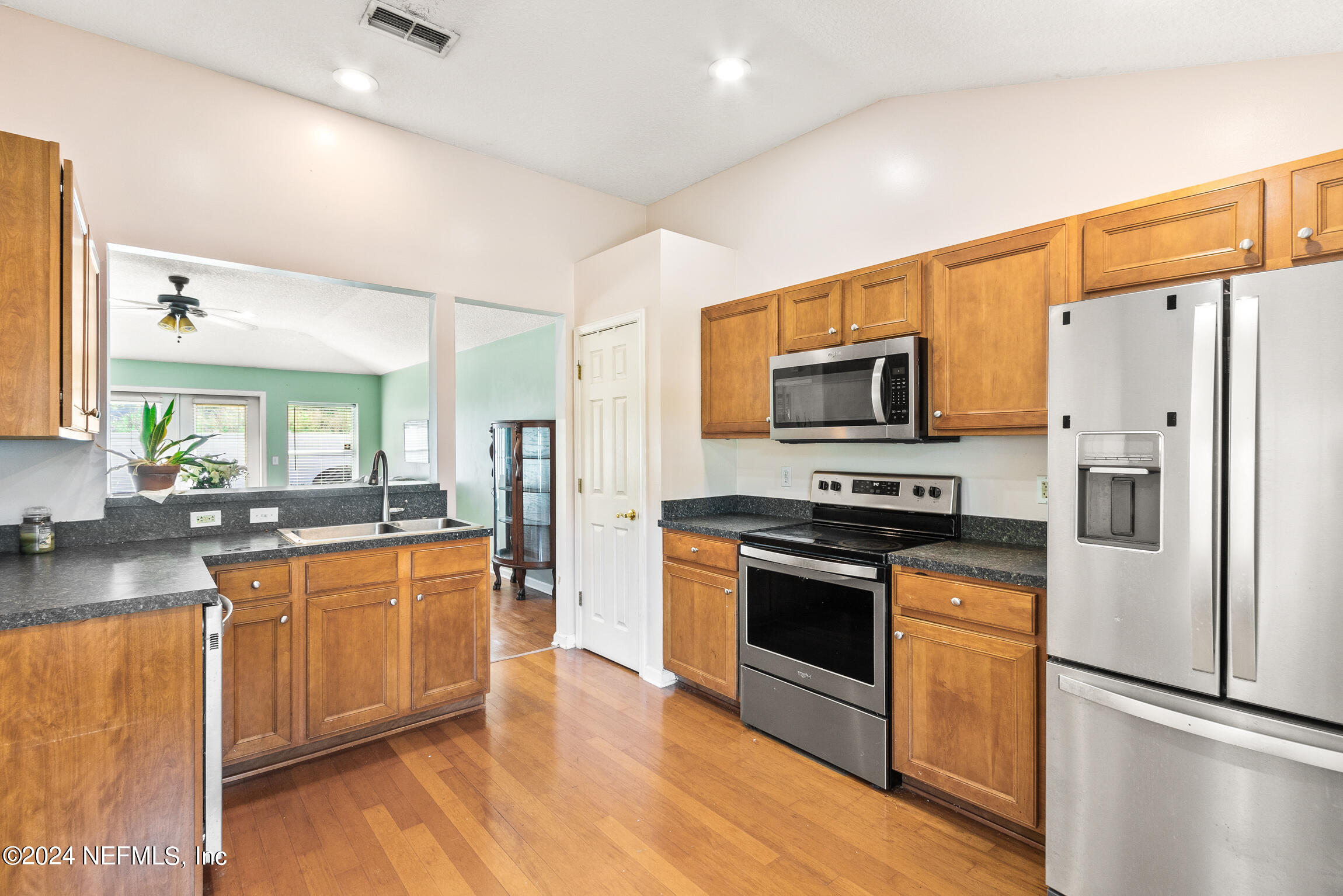 992 OAK ARBOR Circle