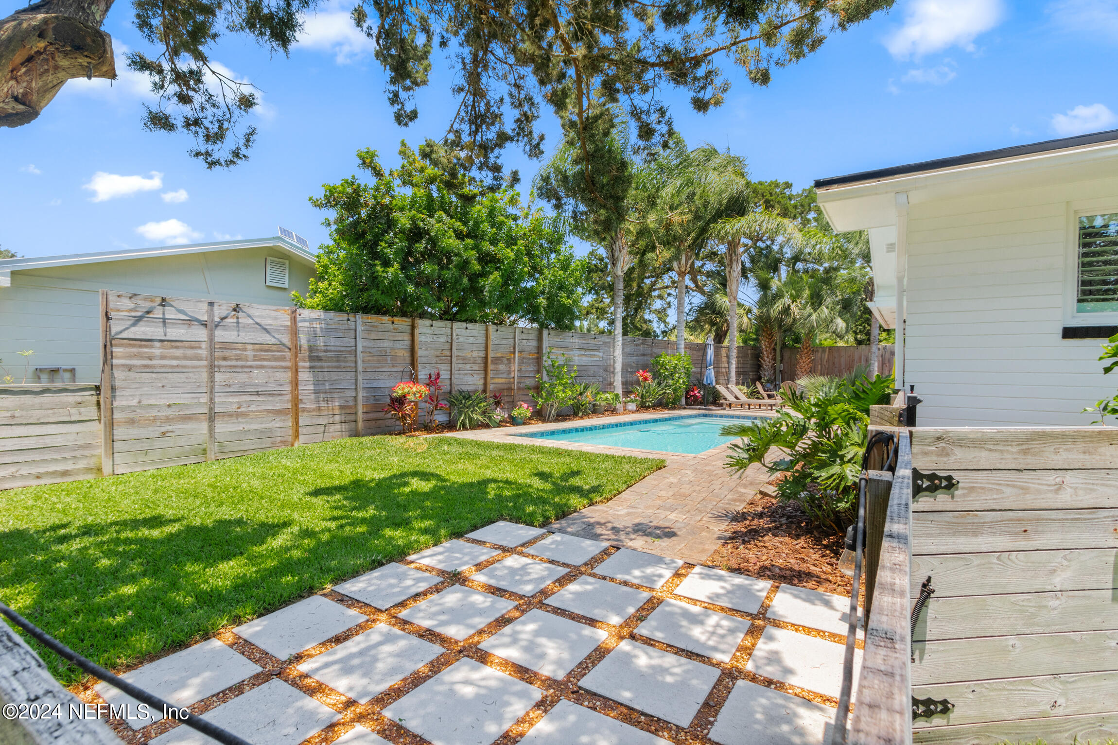 27 MONTRANO Avenue