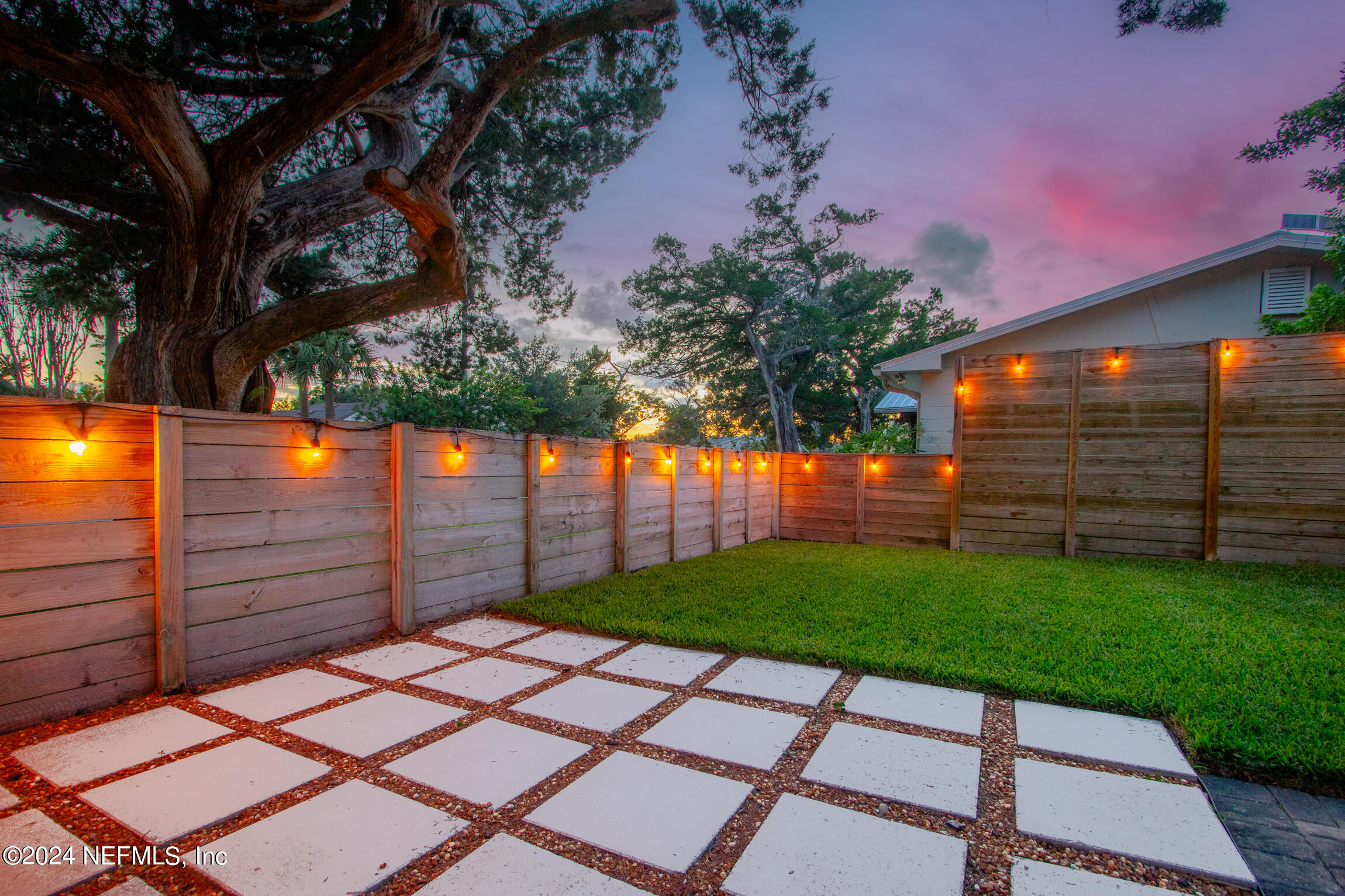 27 MONTRANO Avenue