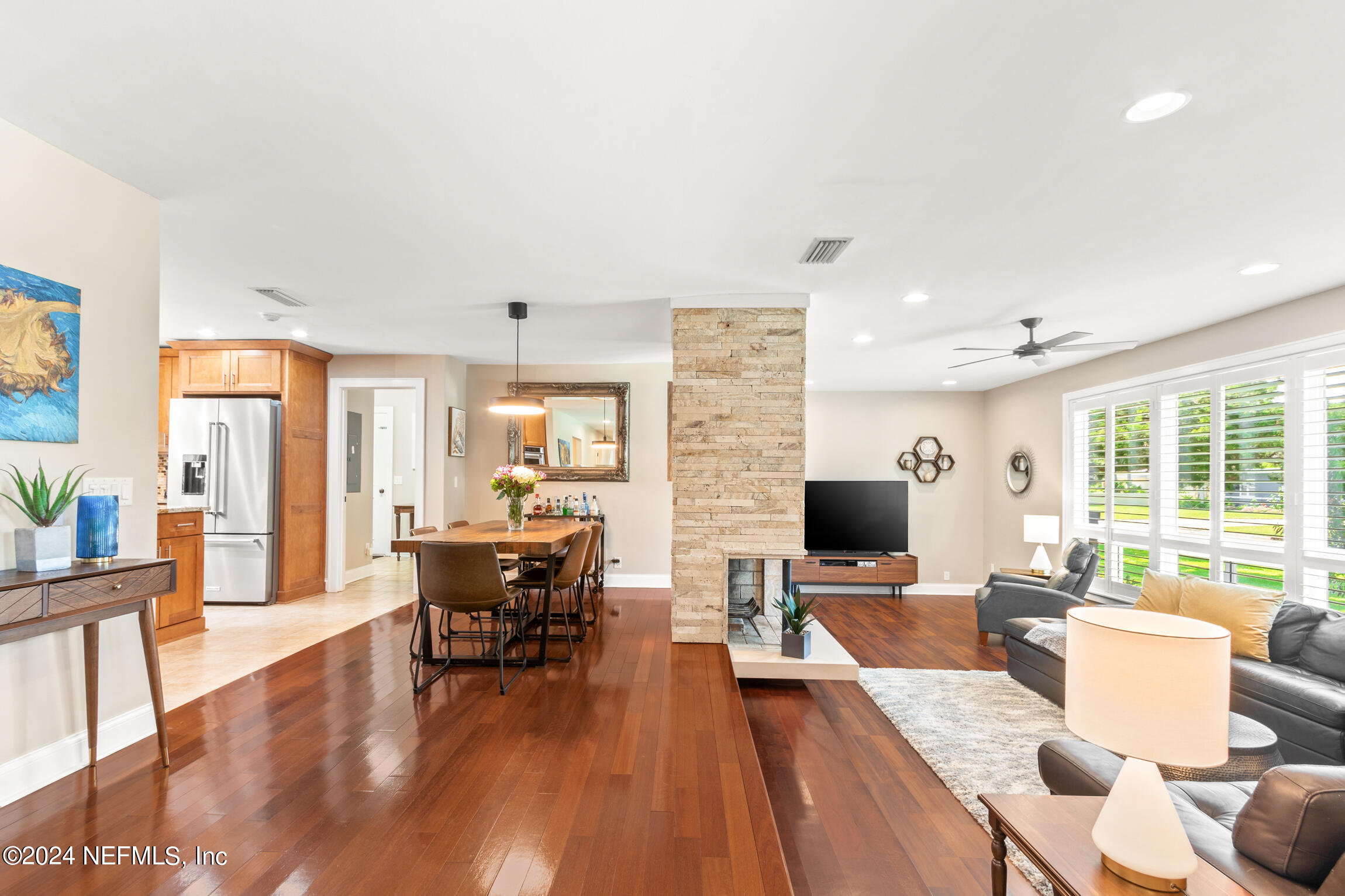 27 MONTRANO Avenue