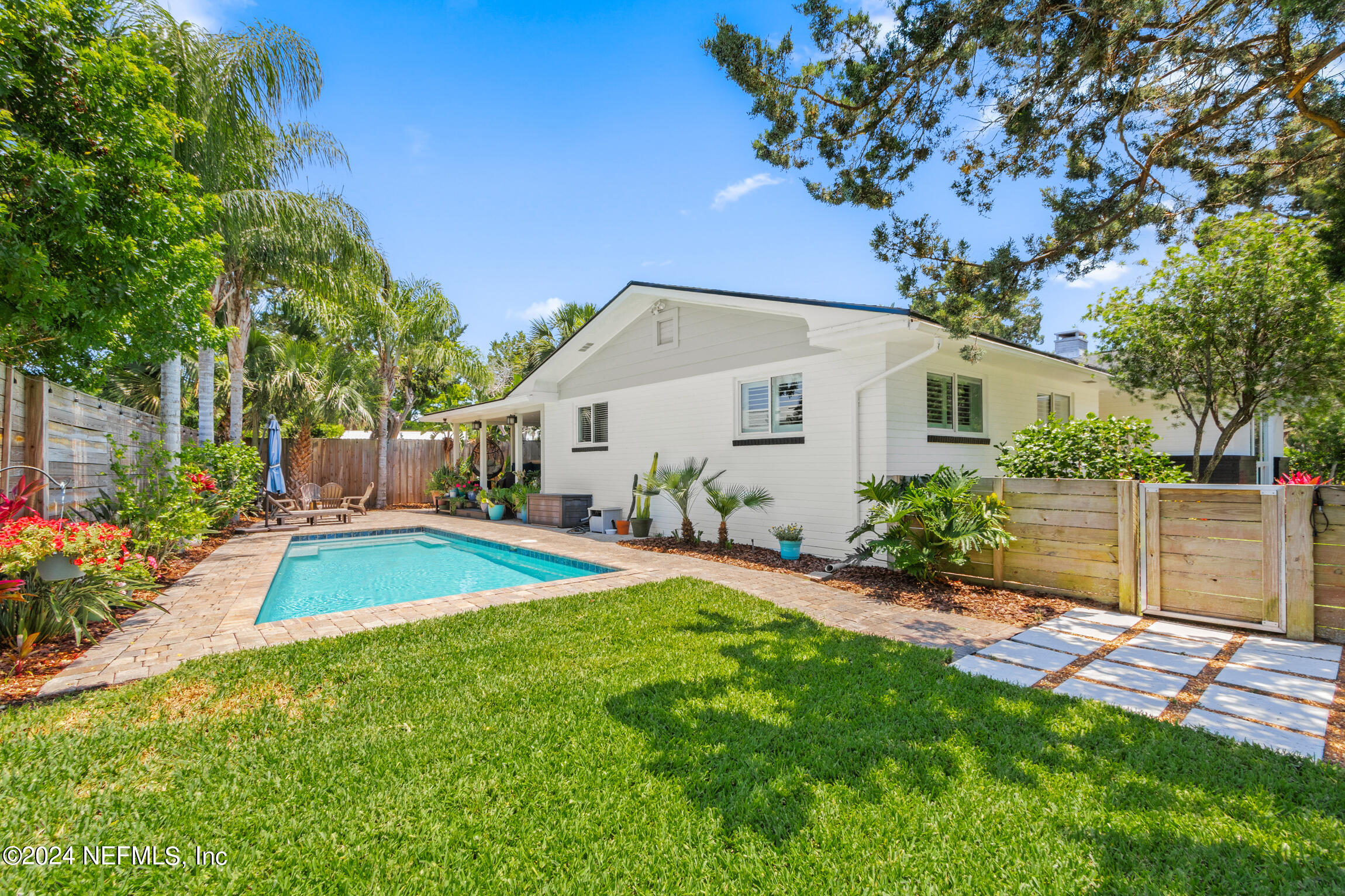 27 MONTRANO Avenue