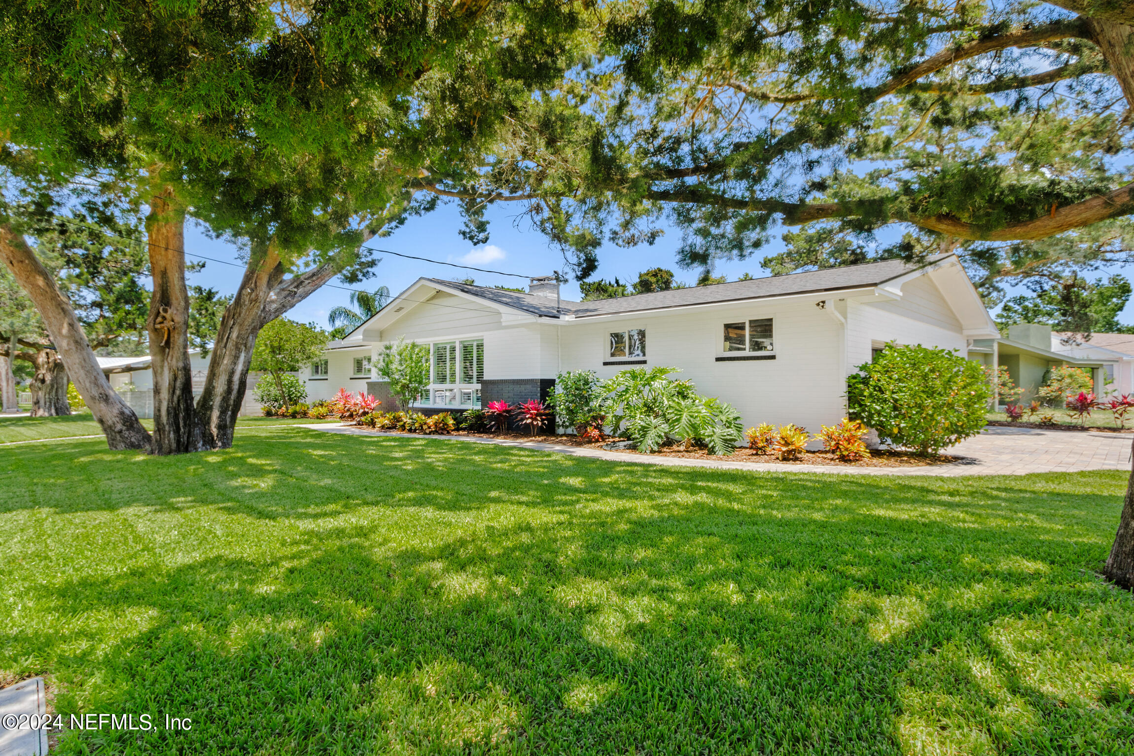 27 MONTRANO Avenue