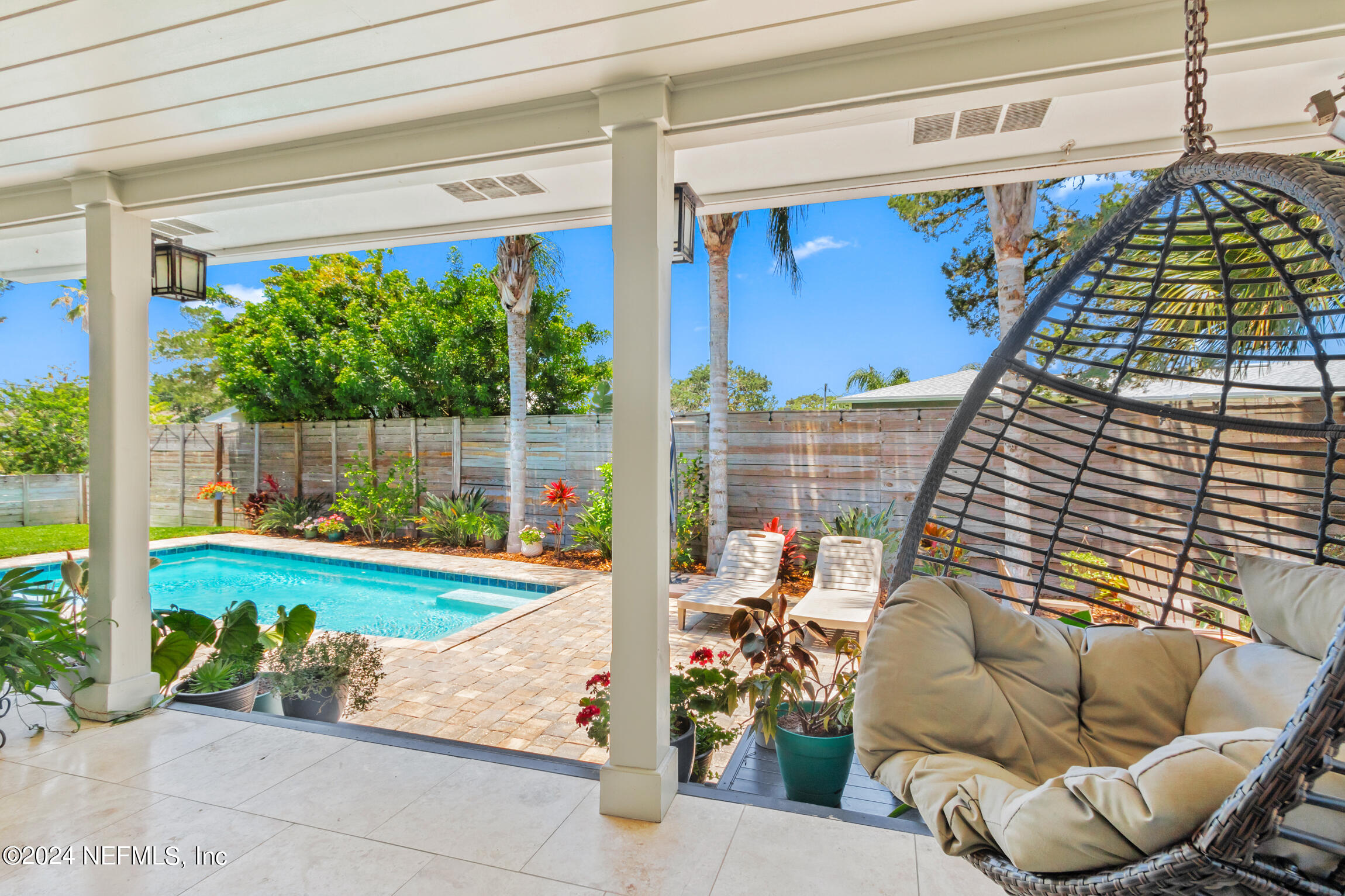 27 MONTRANO Avenue