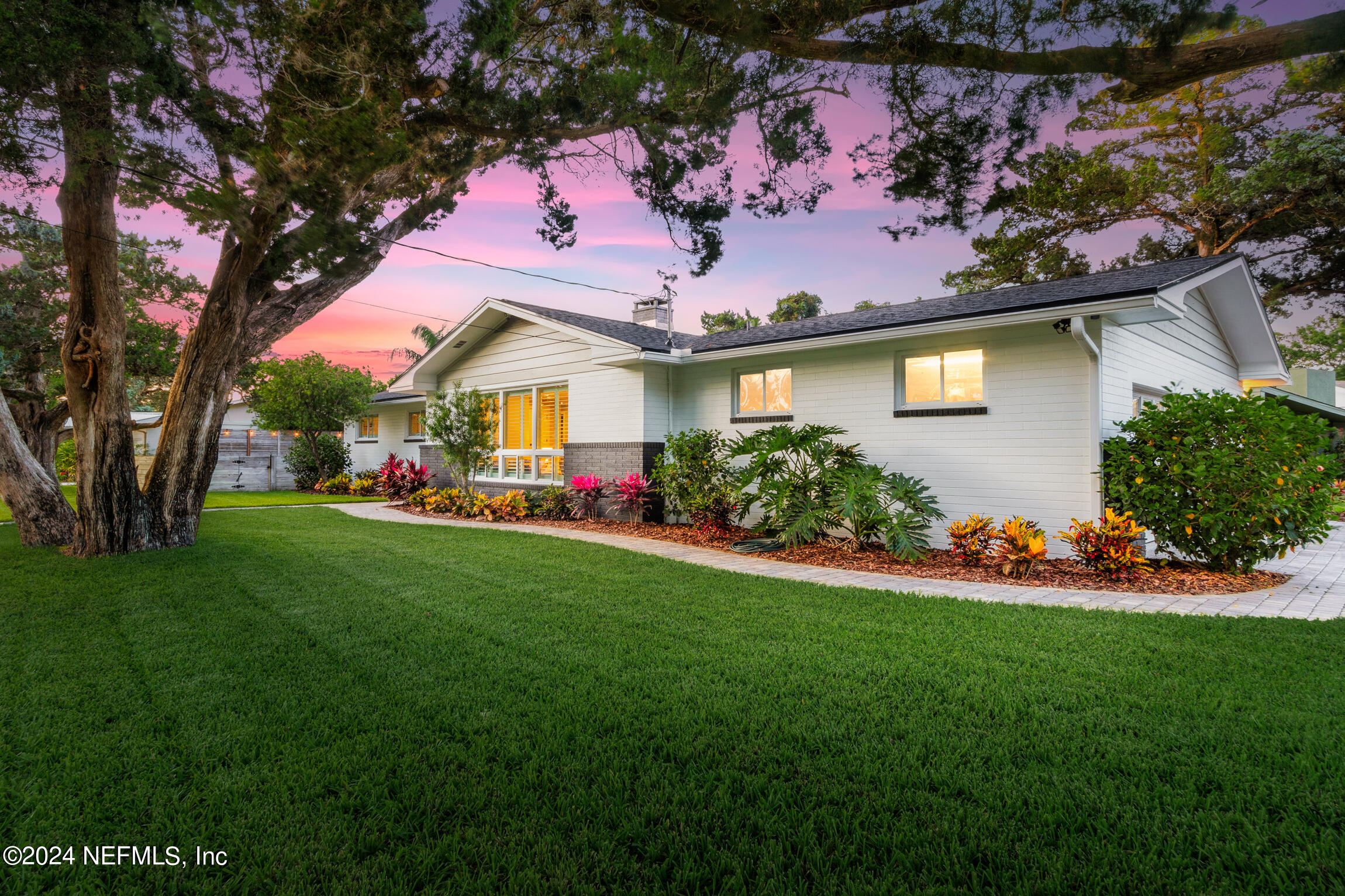 27 MONTRANO Avenue