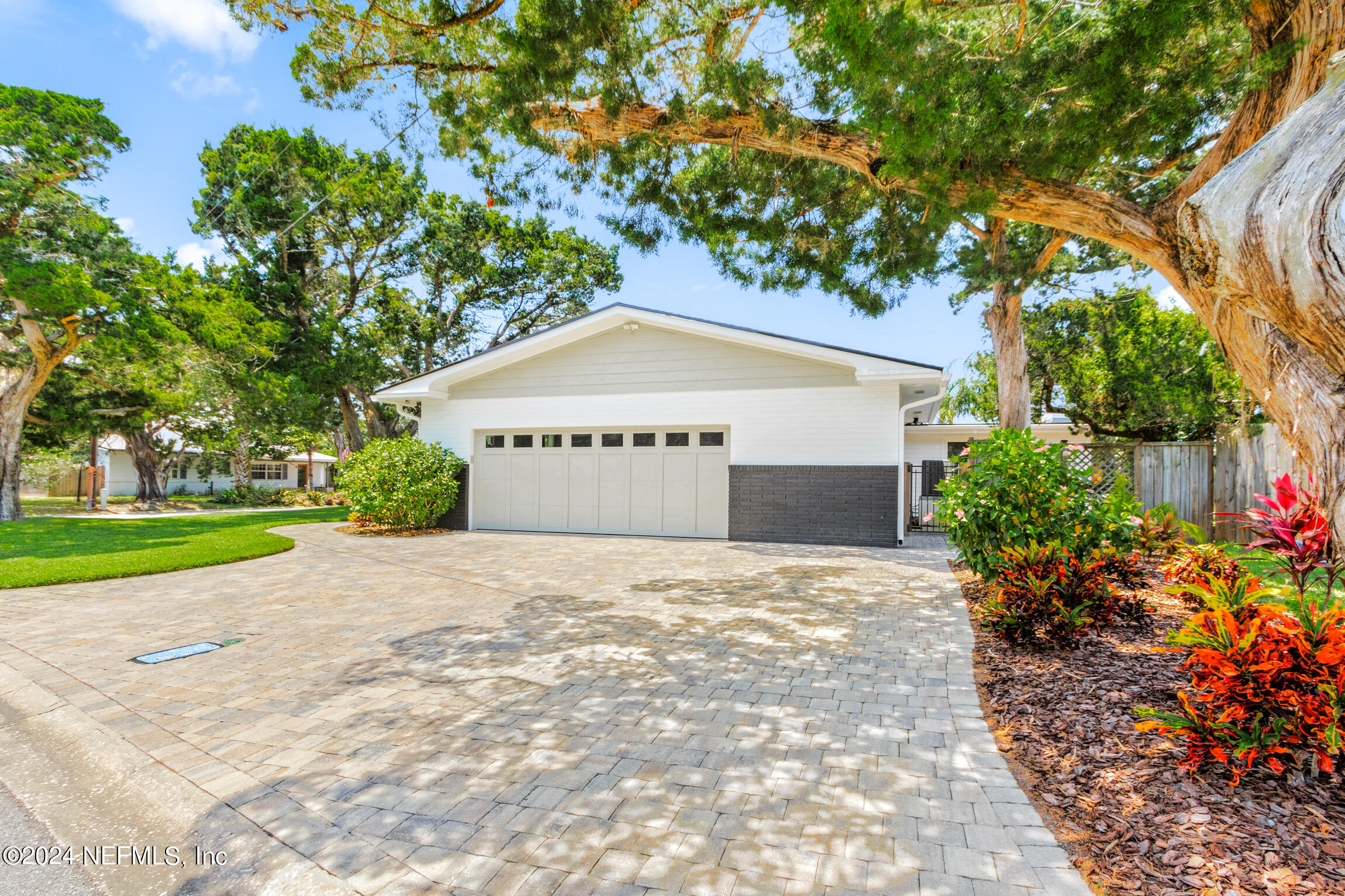 27 MONTRANO Avenue