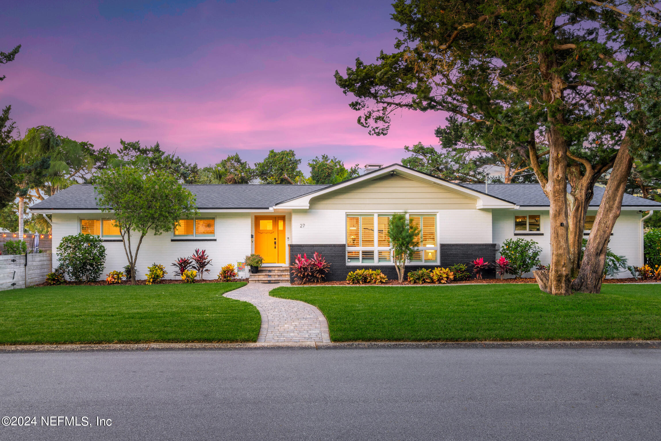 27 MONTRANO Avenue