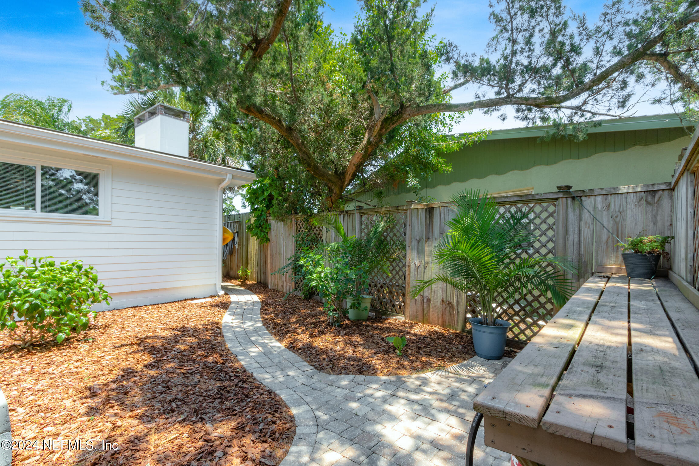 27 MONTRANO Avenue