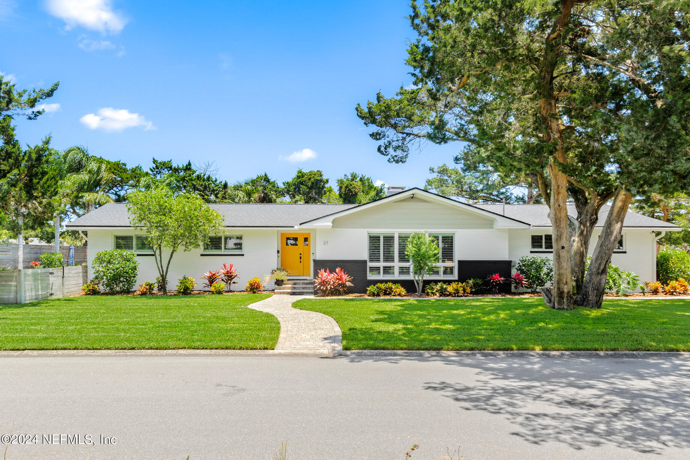 27 MONTRANO Avenue