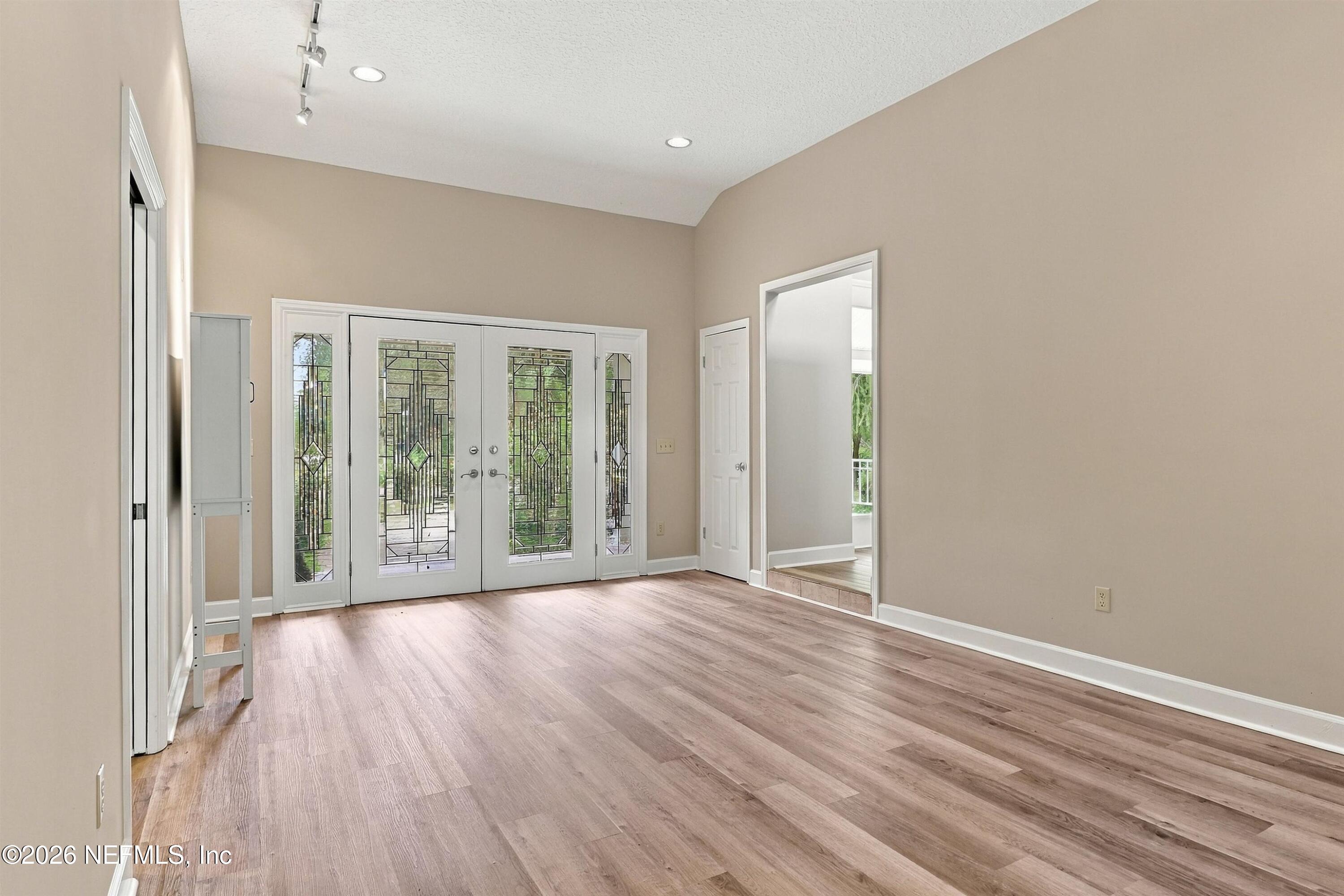 60 ROSCOE Boulevard N