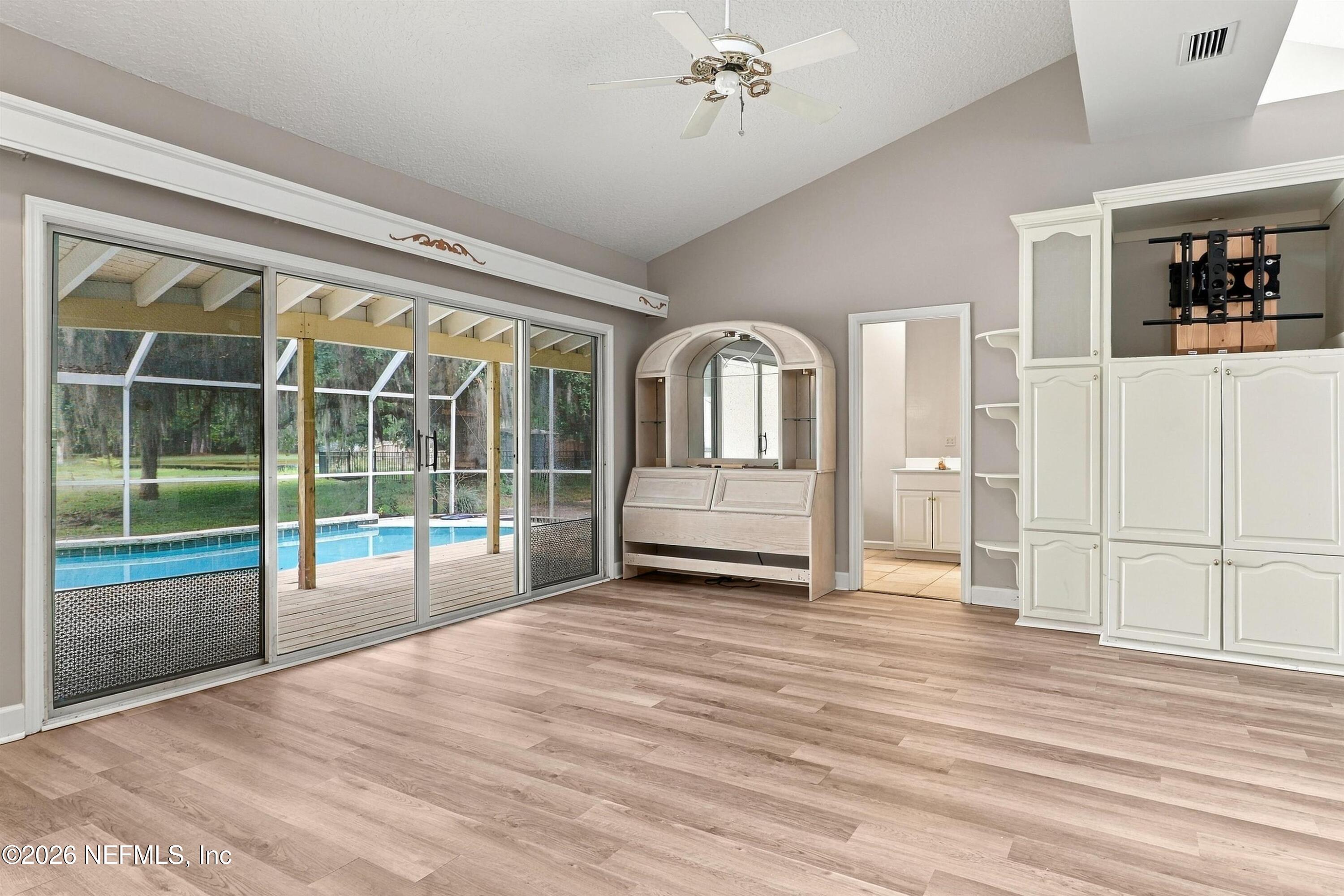 60 ROSCOE Boulevard N