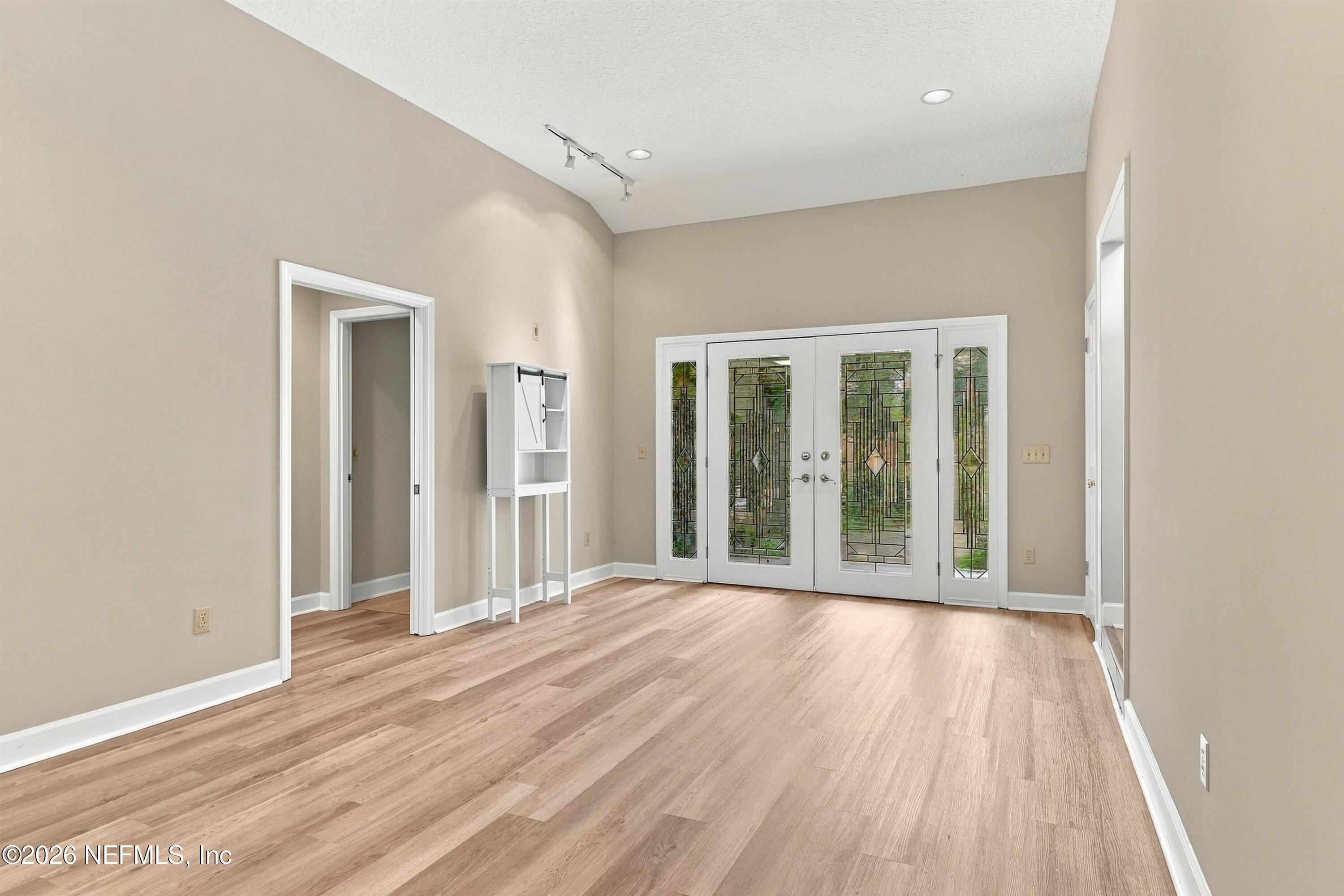 60 ROSCOE Boulevard N