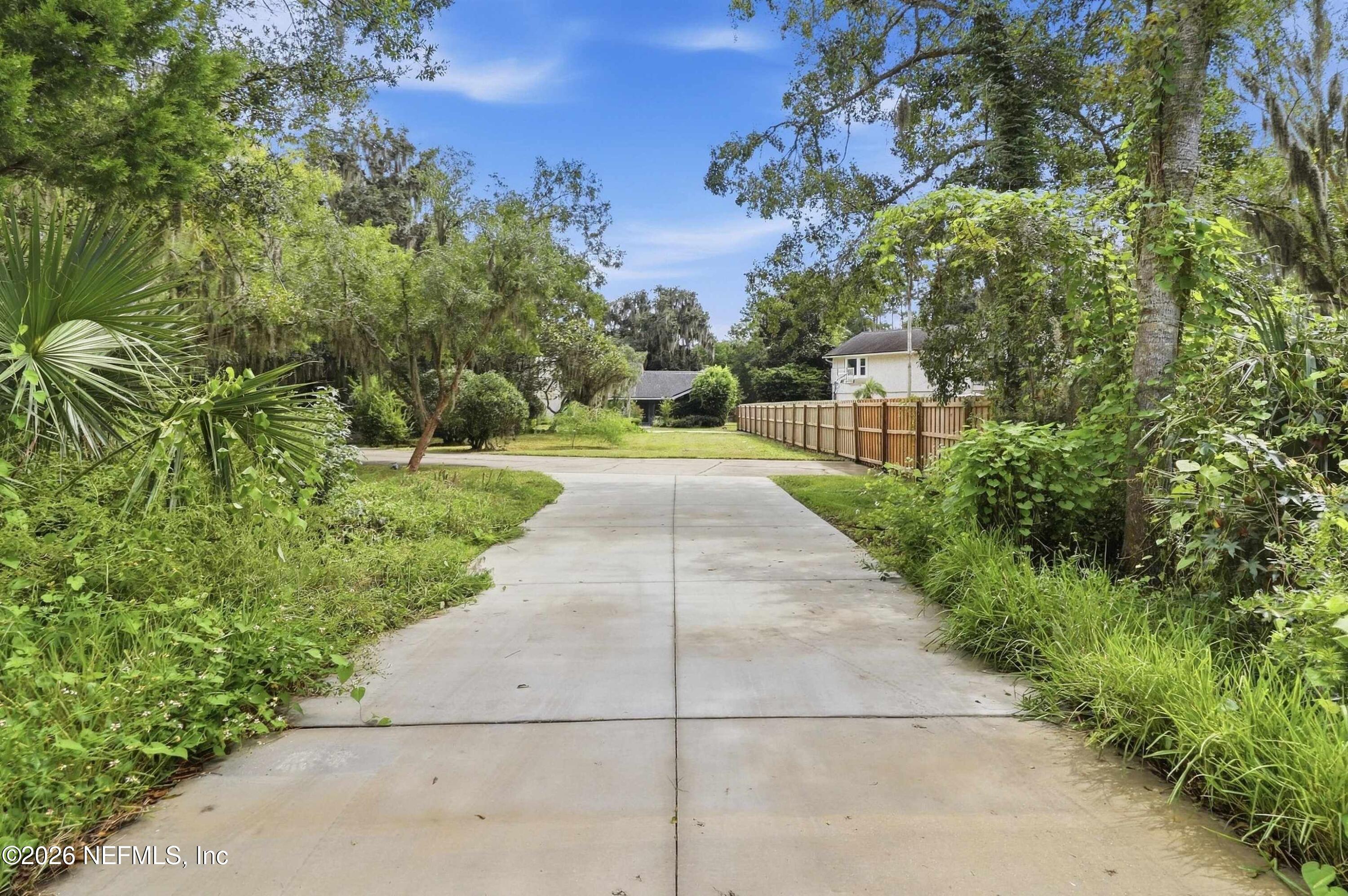 60 ROSCOE Boulevard N