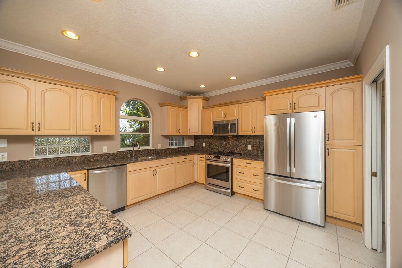 932 Spring Lake Ct